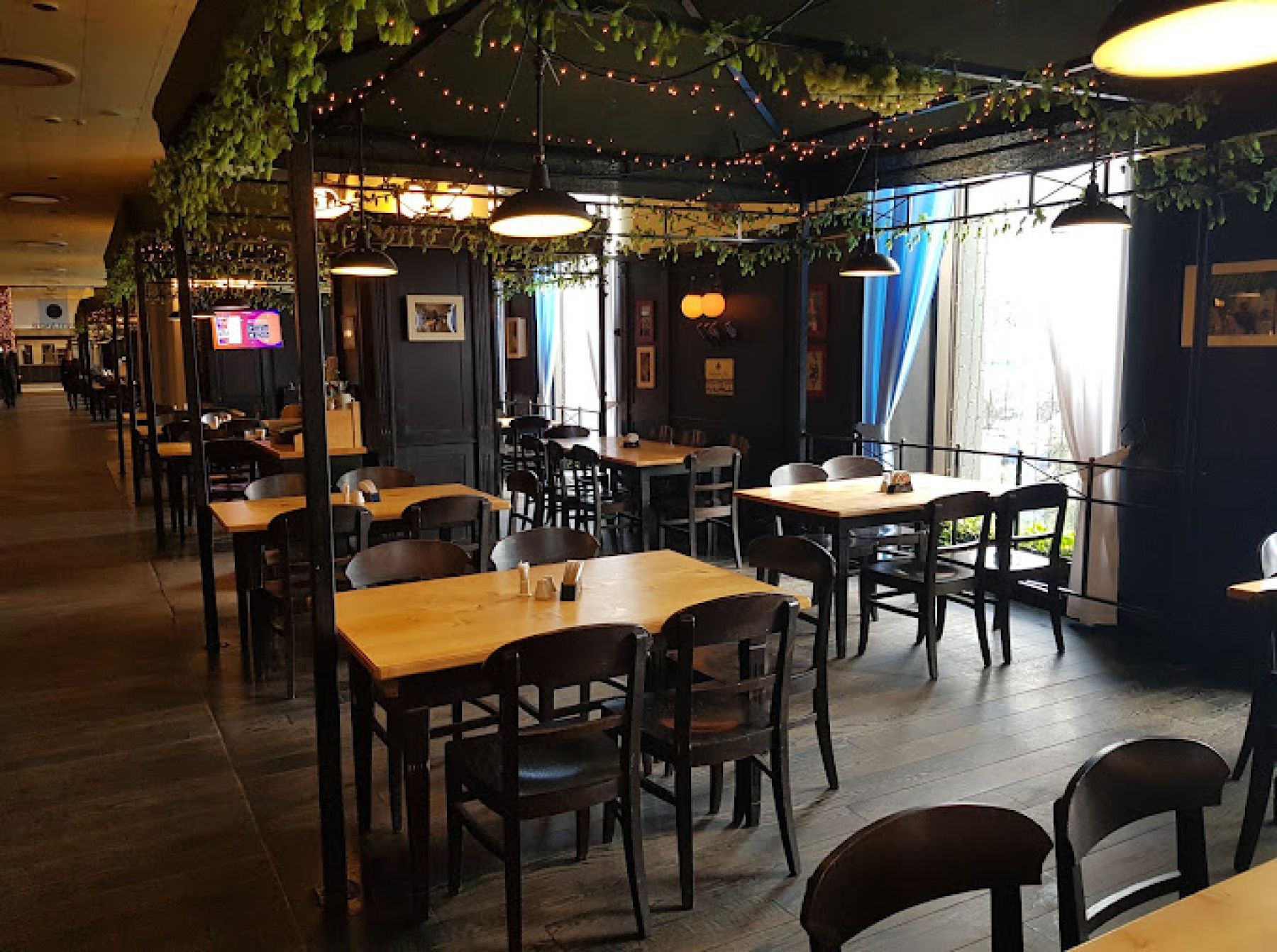 Уютный интерьер ресторана Park Inn by Radisson Pulkovskaya