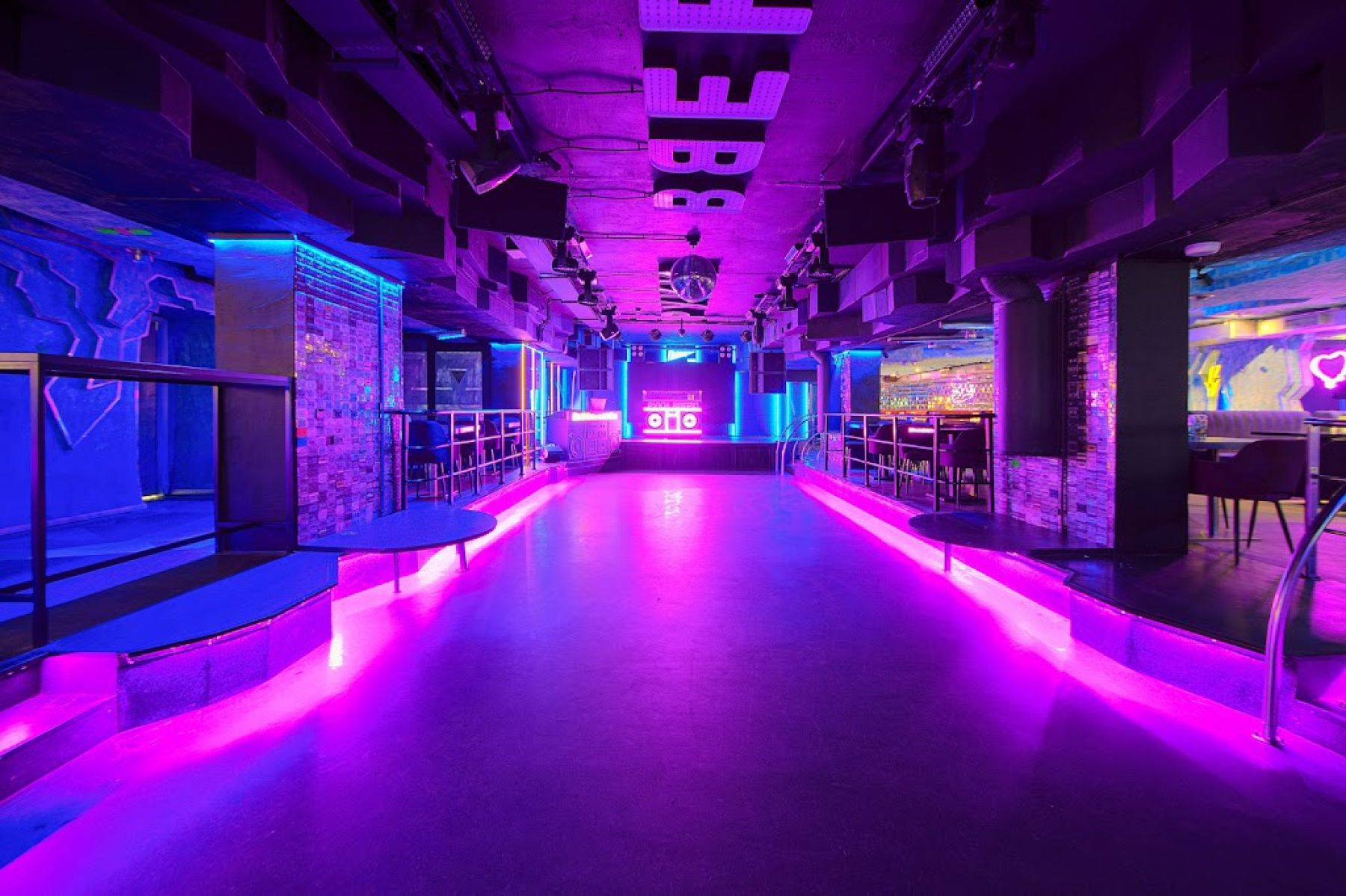 Интерьер ресторана-бар 'Руки ВВерх!'