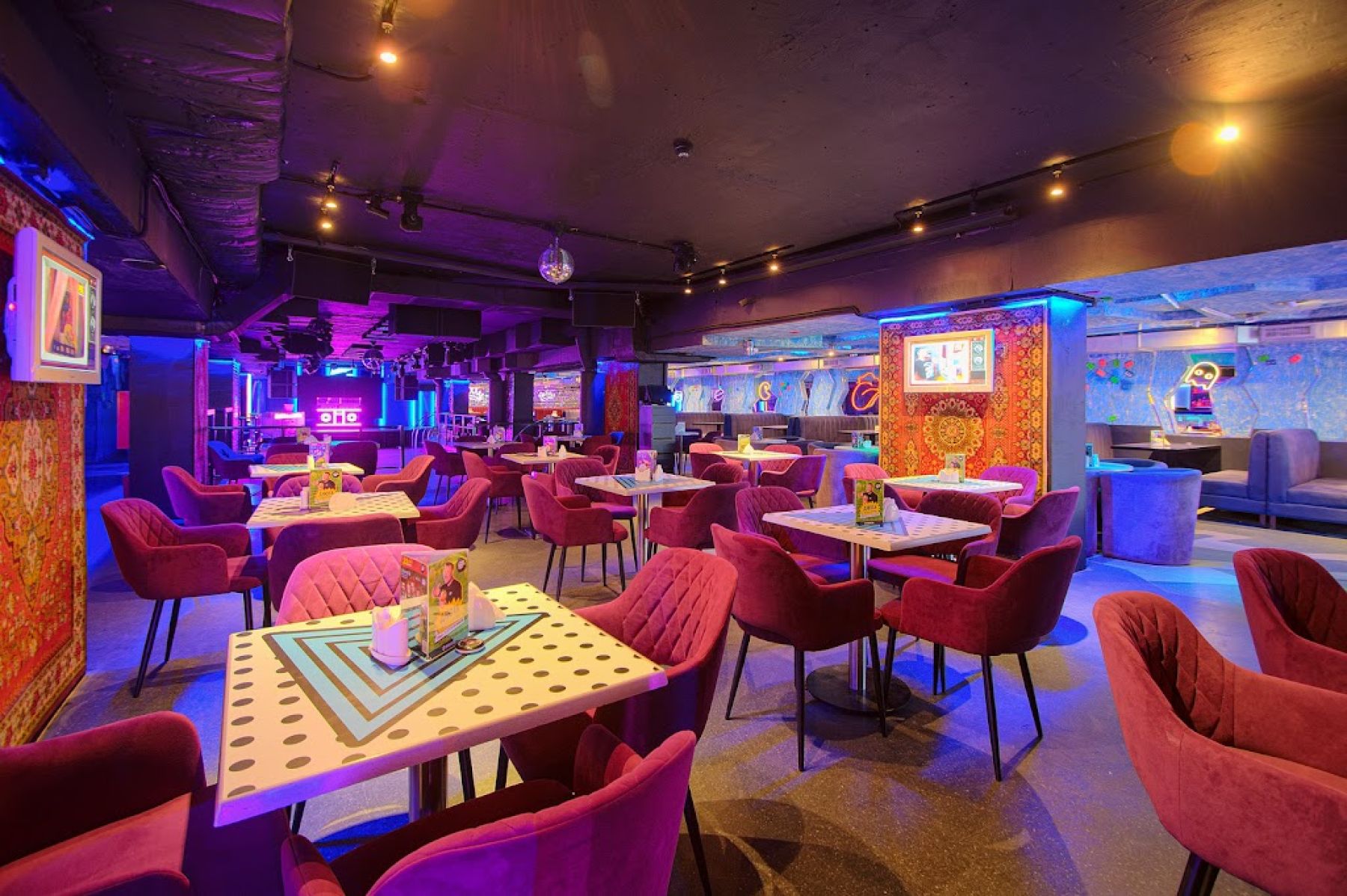 Сцена для выступлений в ресторане 'Руки ВВерх!'