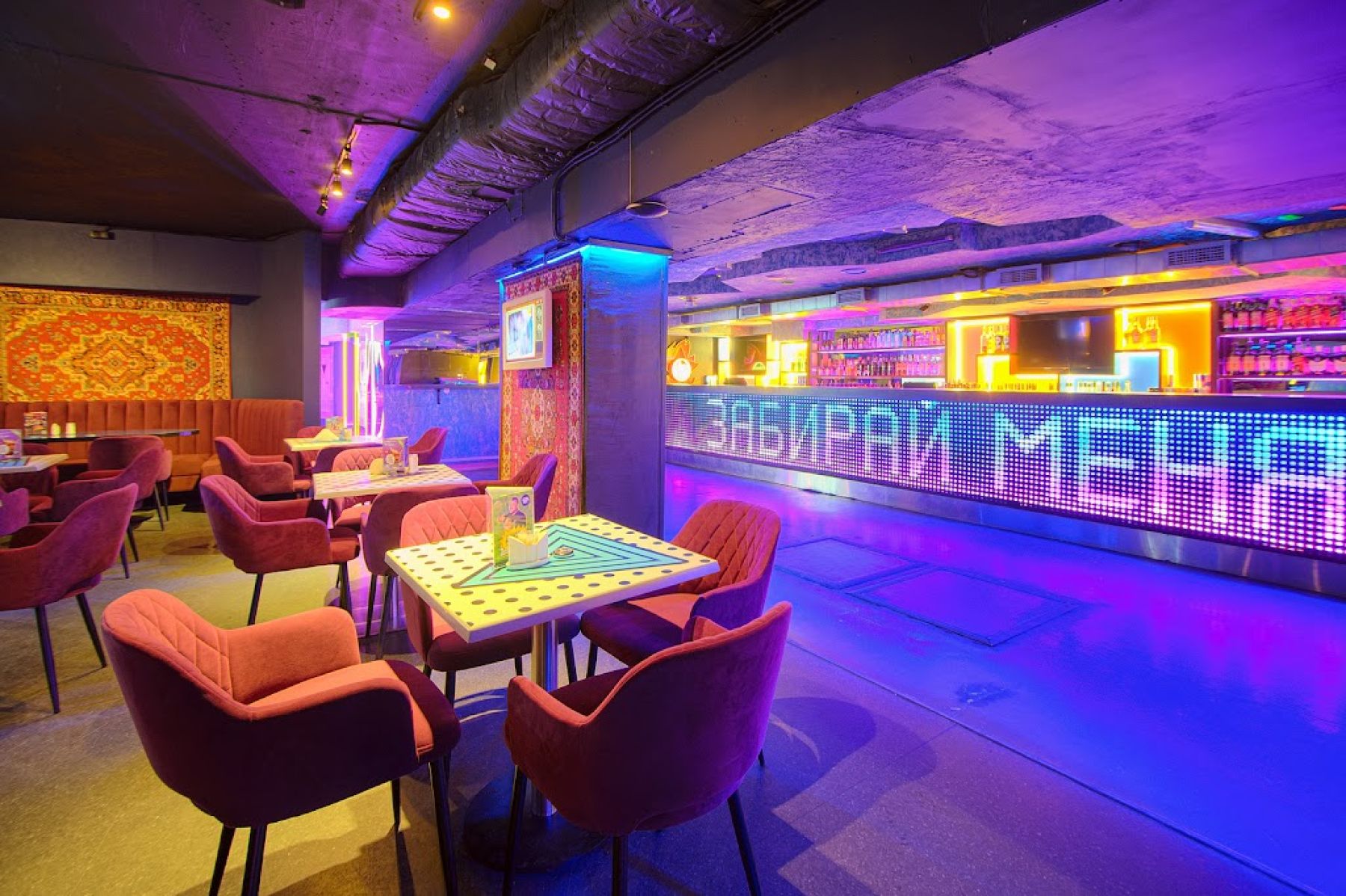 Столы и посадка в 'Руки ВВерх!'