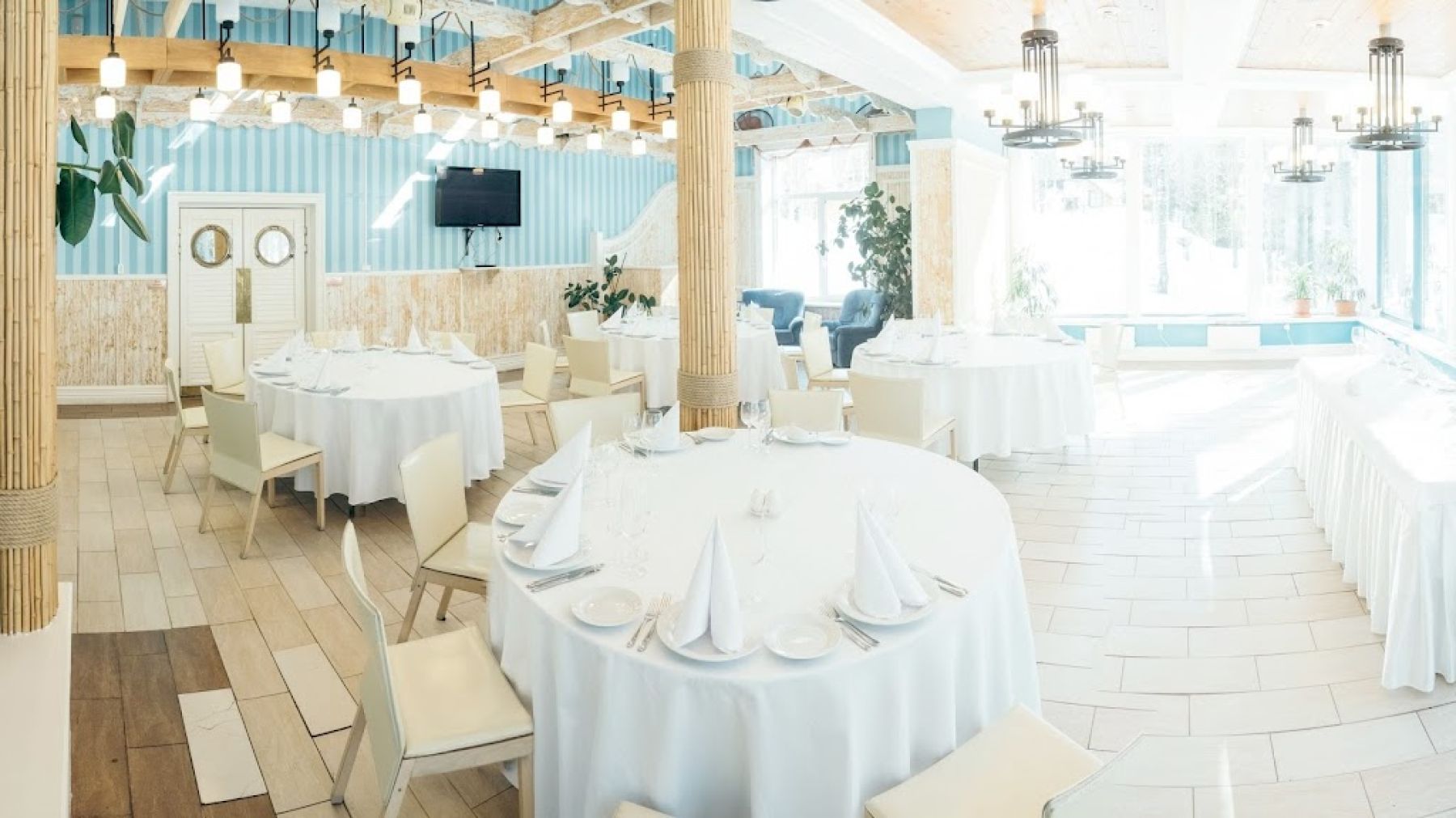 Интерьер банкетного зала "Озёрный"