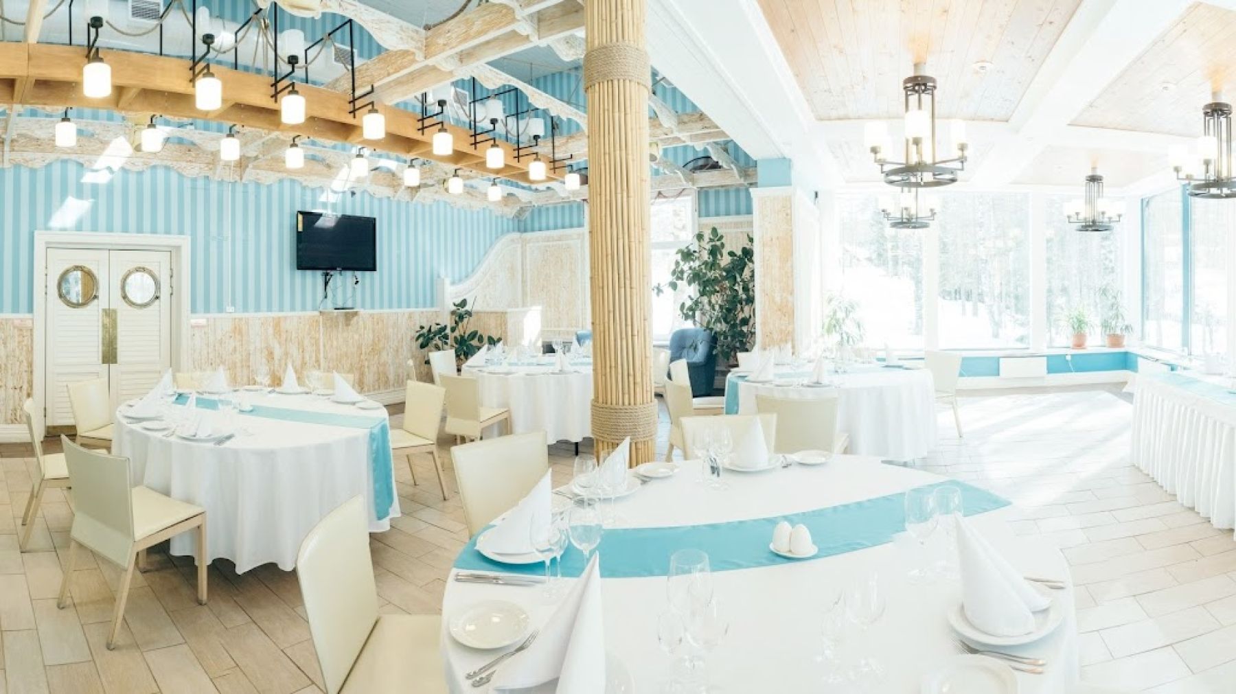 Банкетный зал "Озёрный" с панорамными окнами