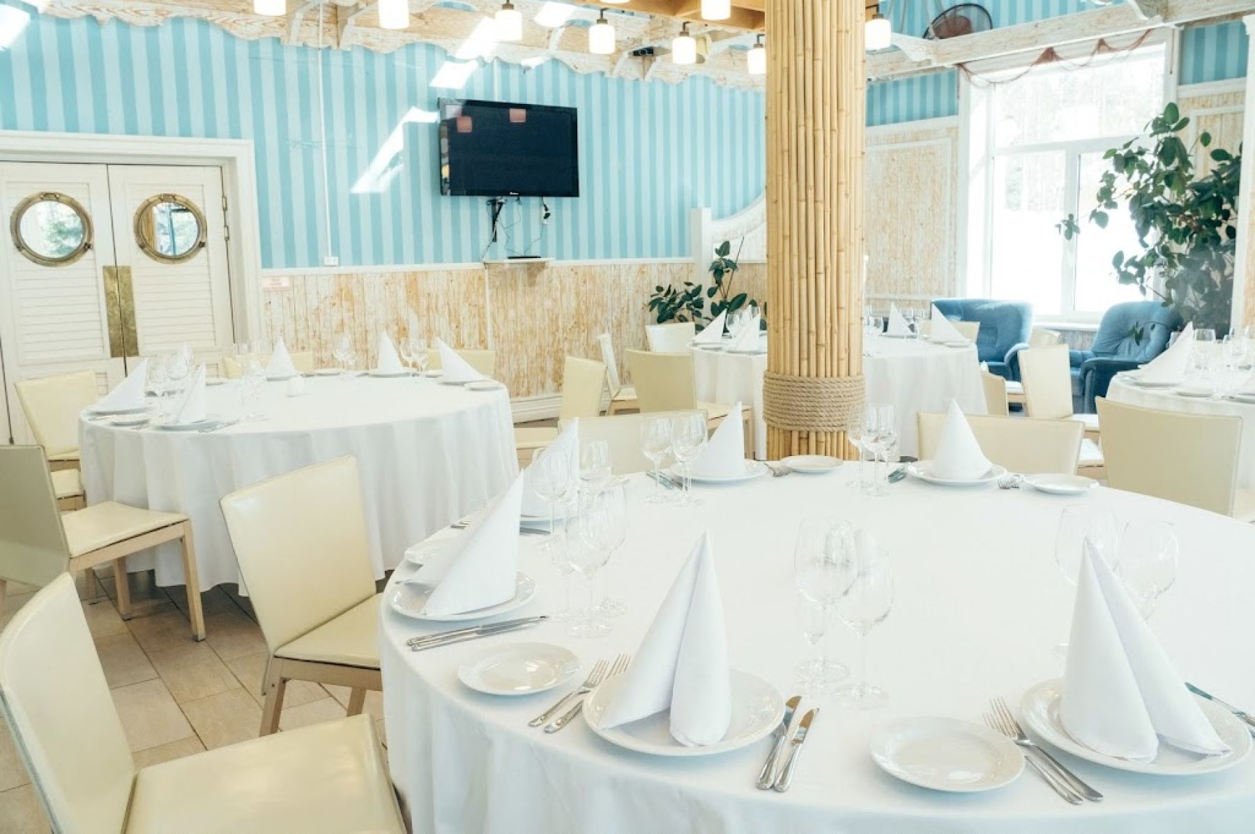 Терраса ресторана "Озёрный" с видом на озеро