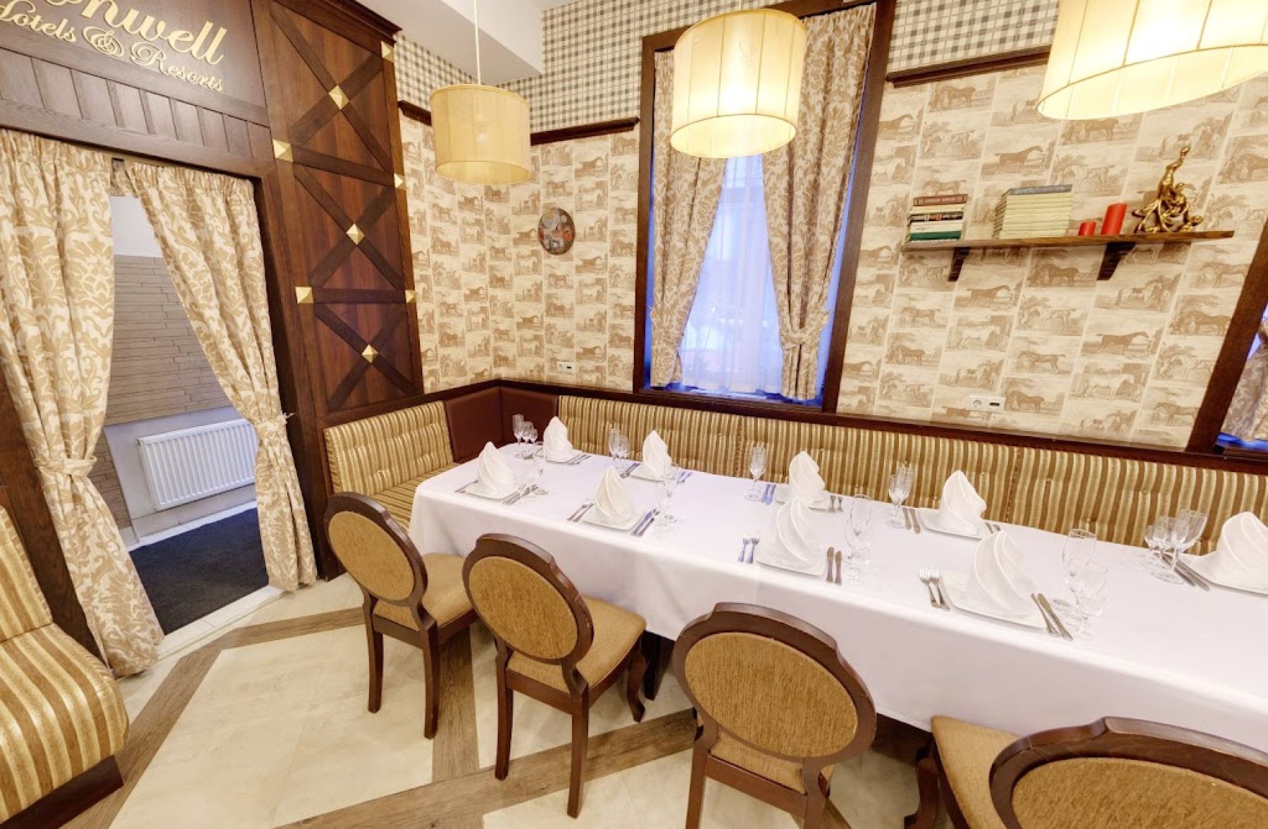 Интерьер ресторана Фаворит в классическом английском стиле