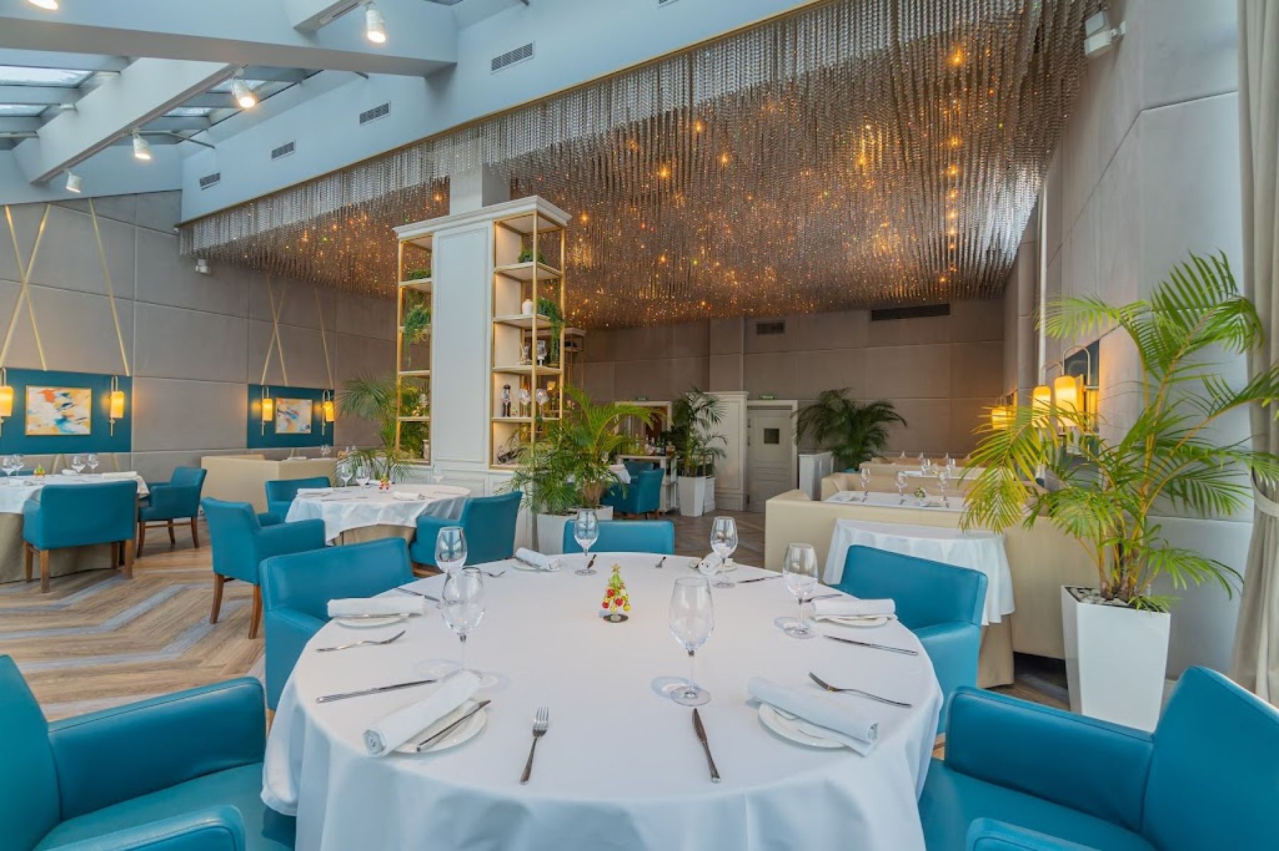 Сцена для мероприятий в ресторане Luce