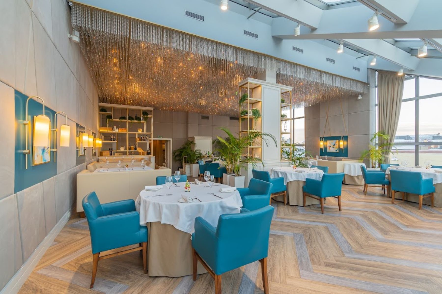 Интерьер ресторана Luce с уютными диванами