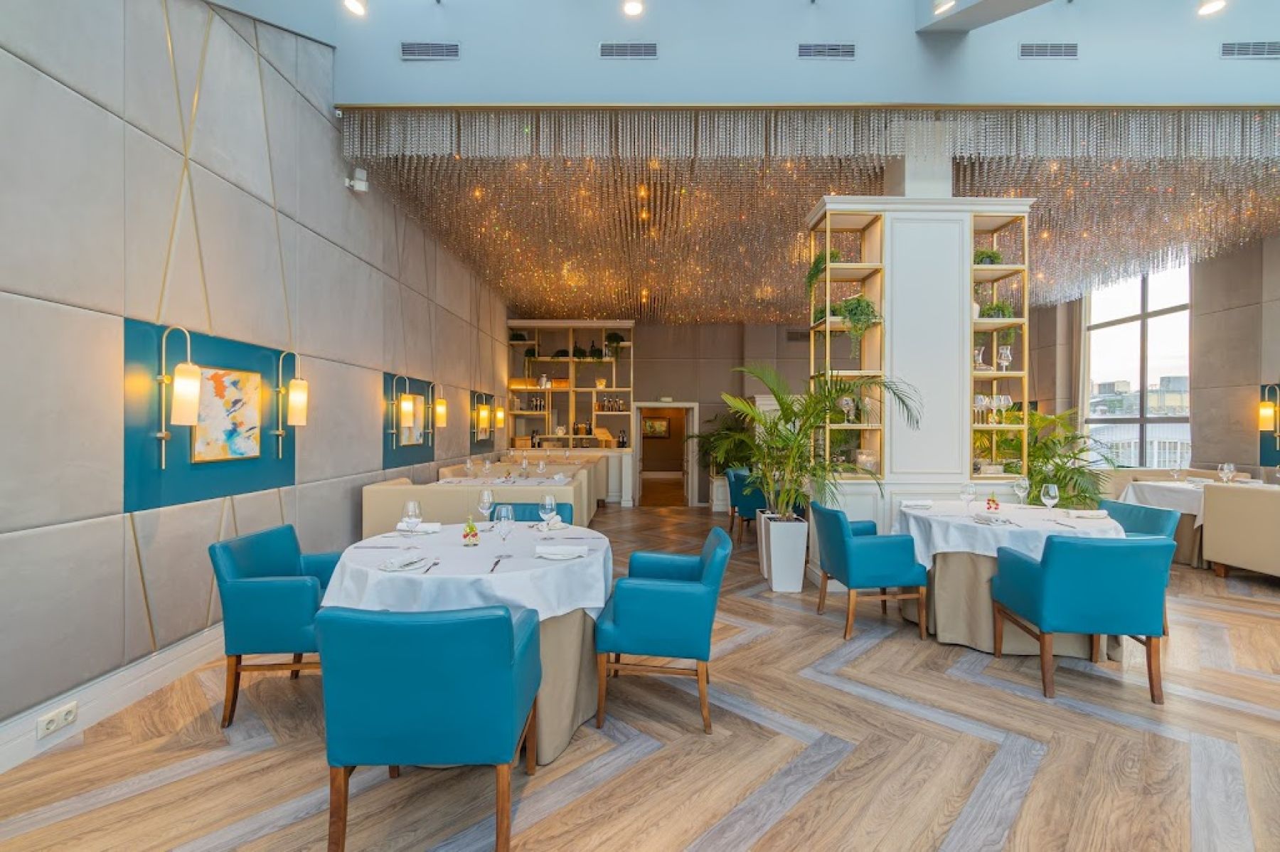 Комфортные кресла в ресторане Luce