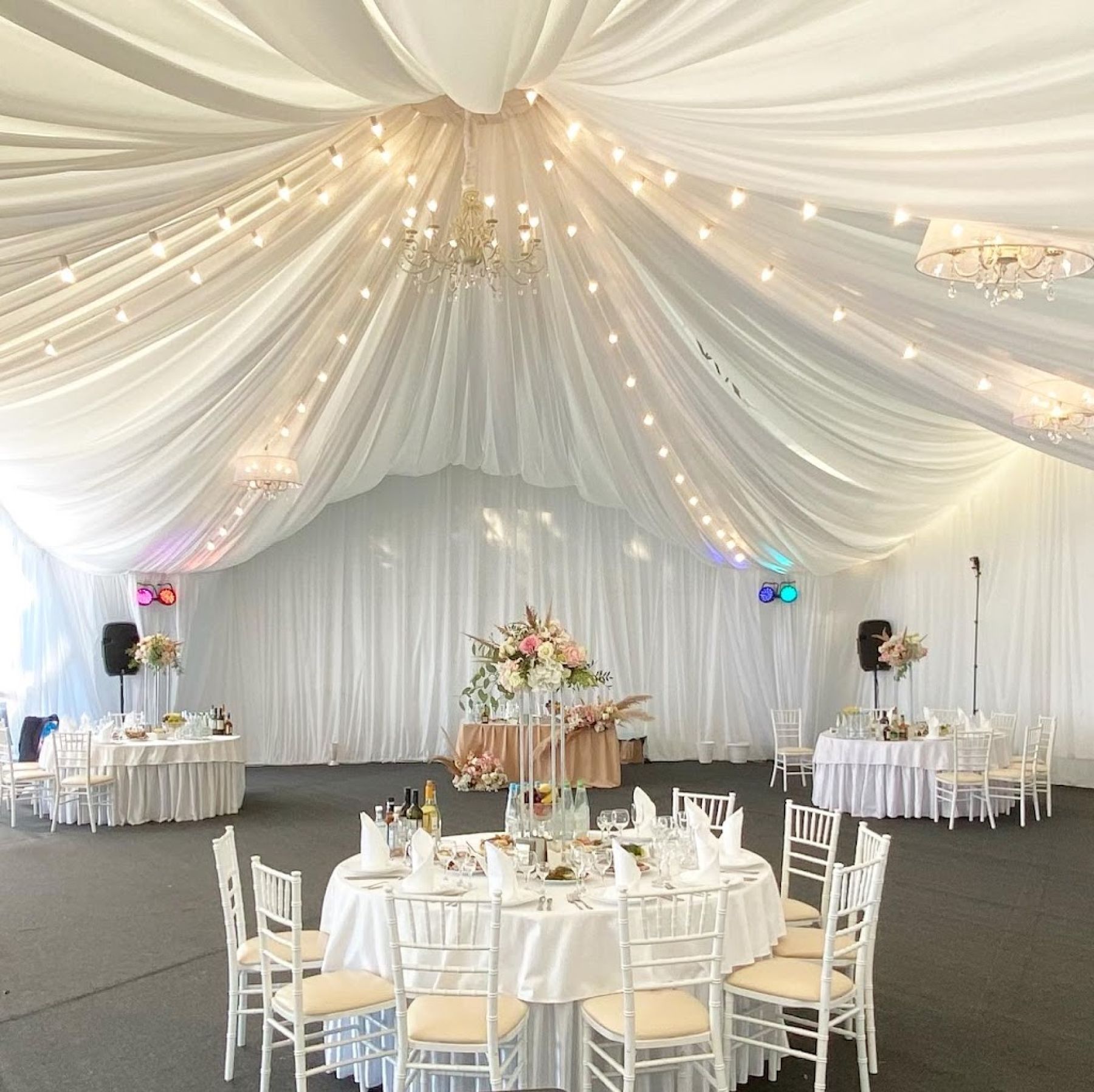 Праздничное оформление в шатре Paradise