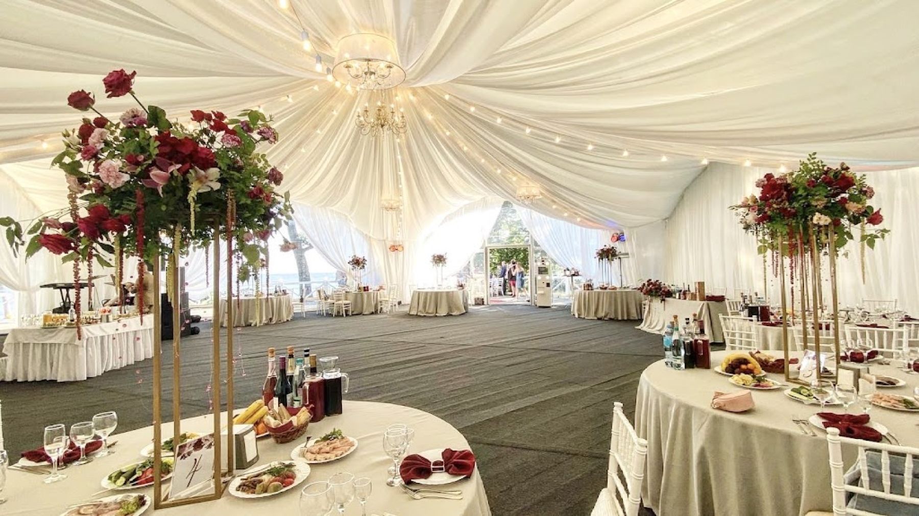 Условия для мероприятий в шатре Paradise