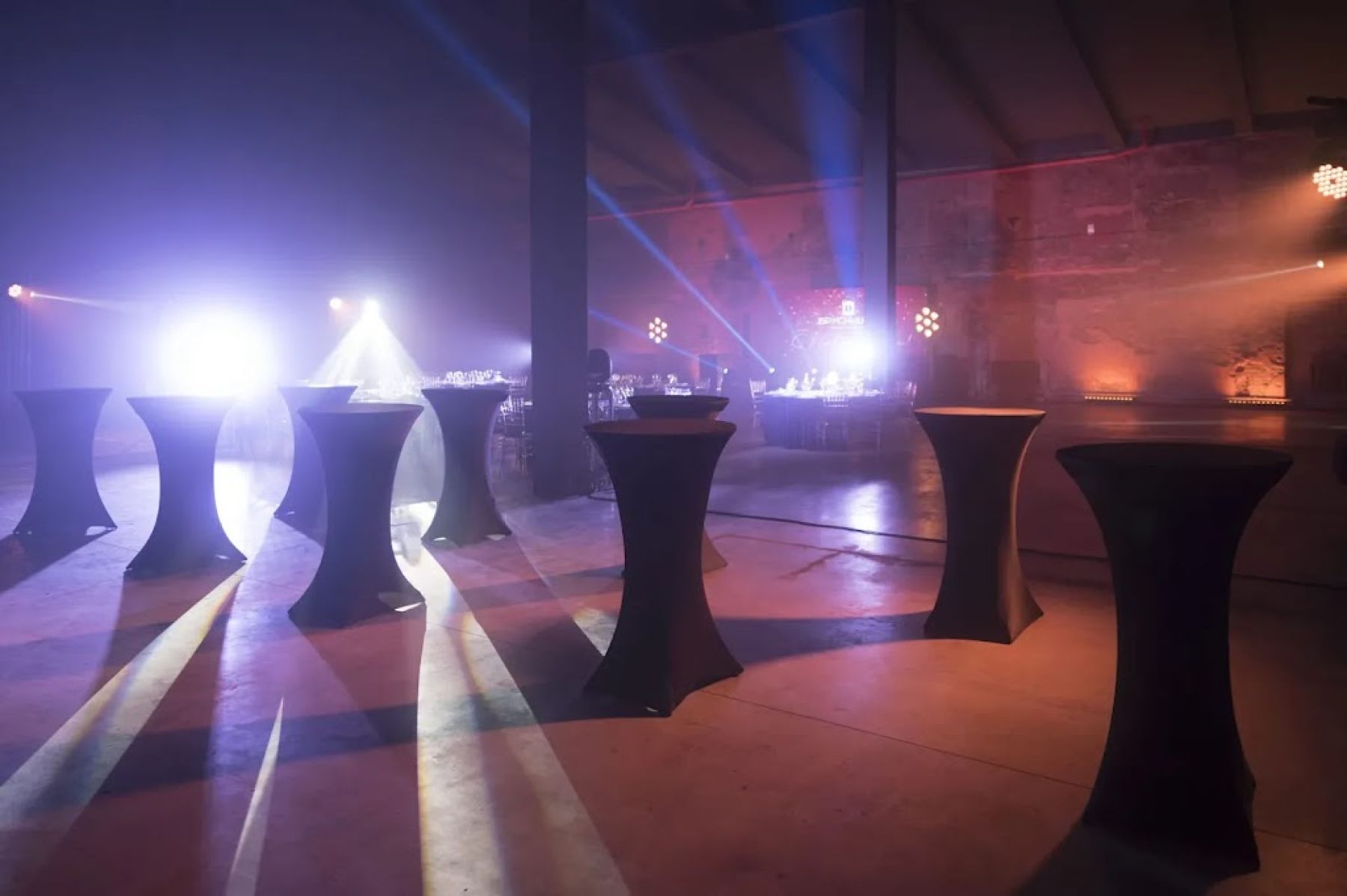 Банкетный зал «Брусницын холл» с высокими потолками