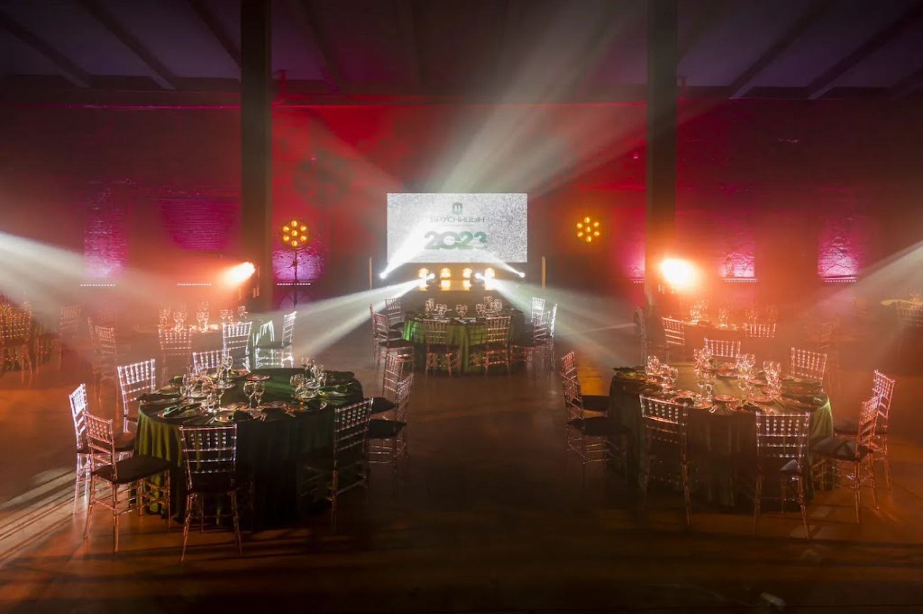 Сцена в банкетном зале «Брусницын холл»