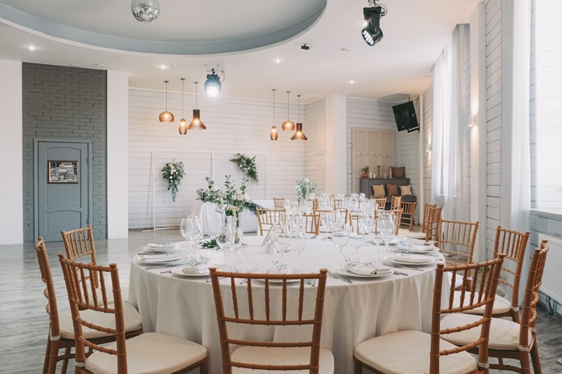 Сцена в банкетном зале HOME