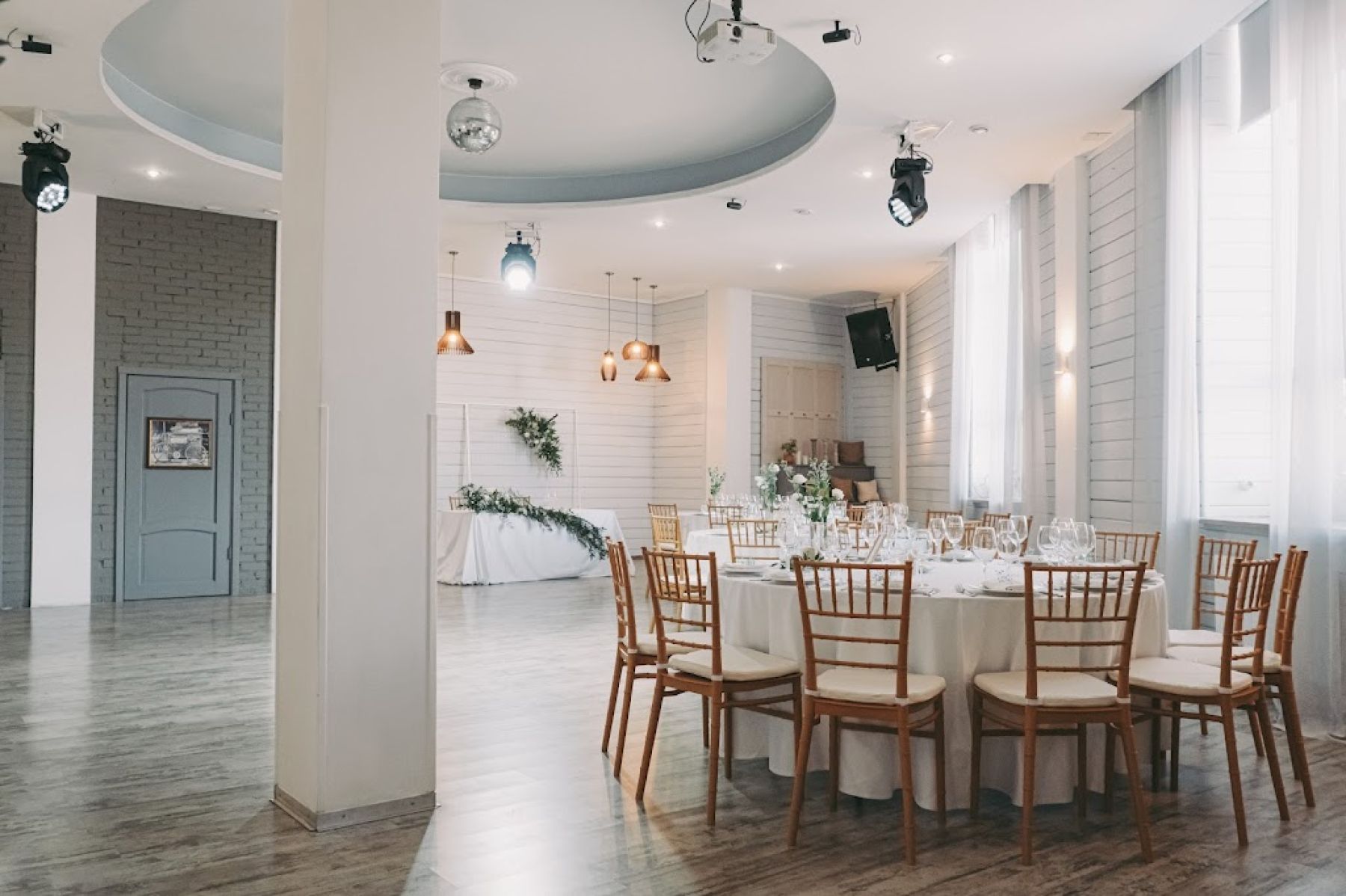 Банкетный зал HOME с видом на реку