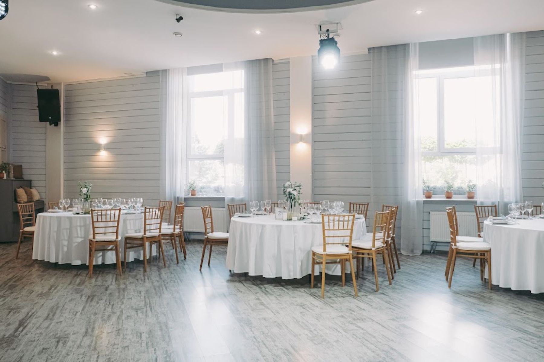 Уютный интерьер банкетного зала HOME