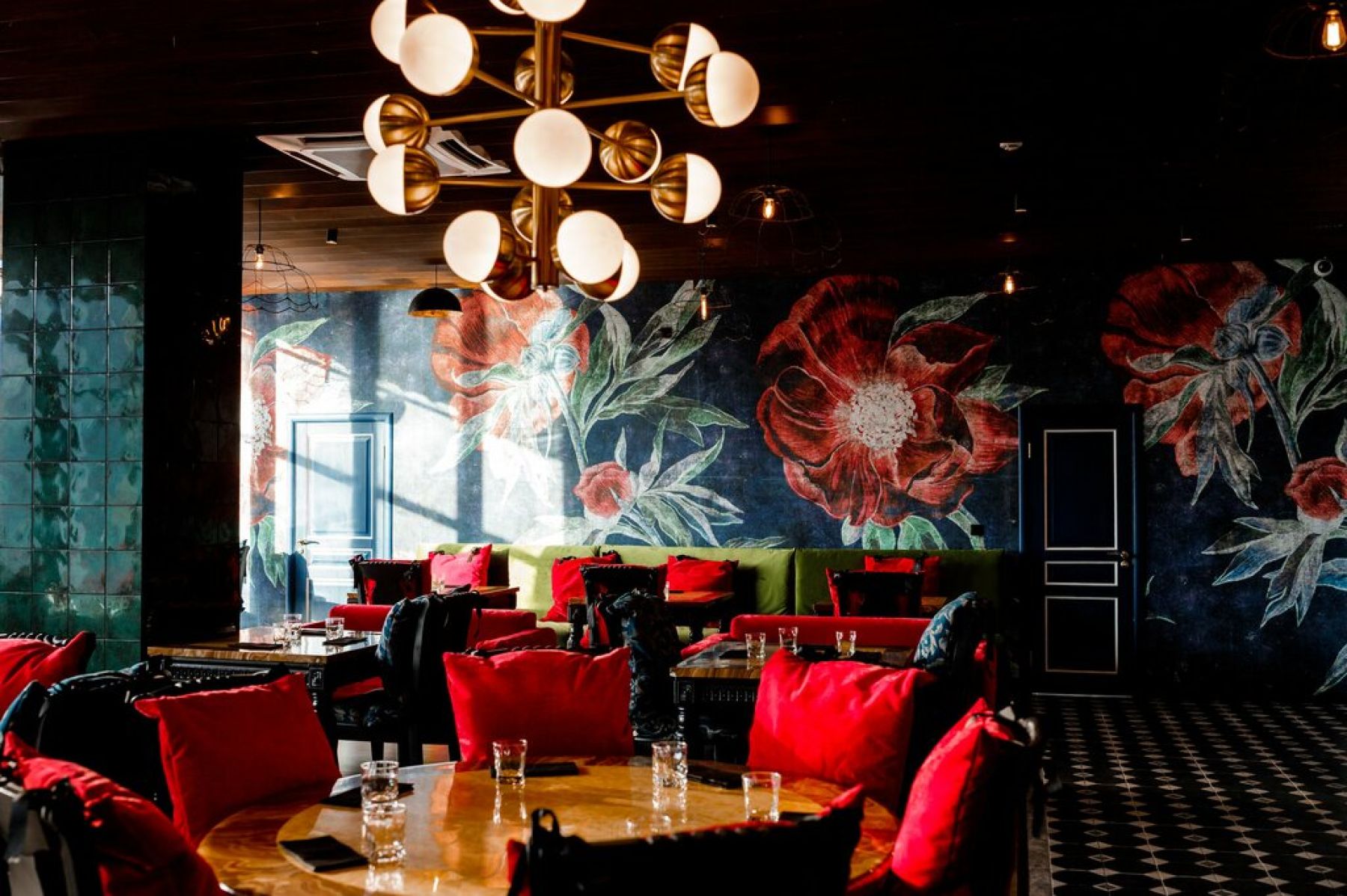 Сцена в ресторане Мамито