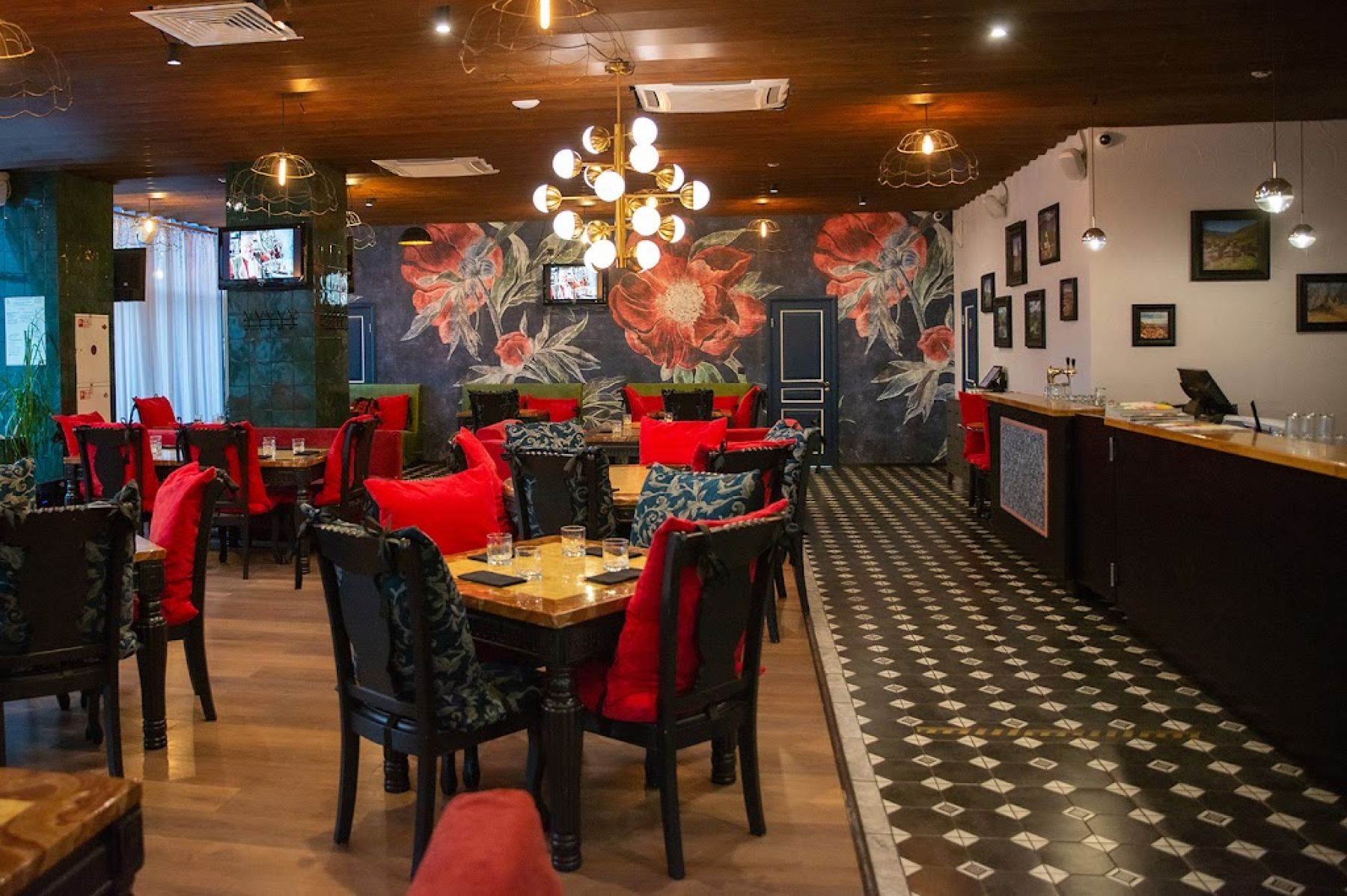 Парковка для гостей ресторана Мамито