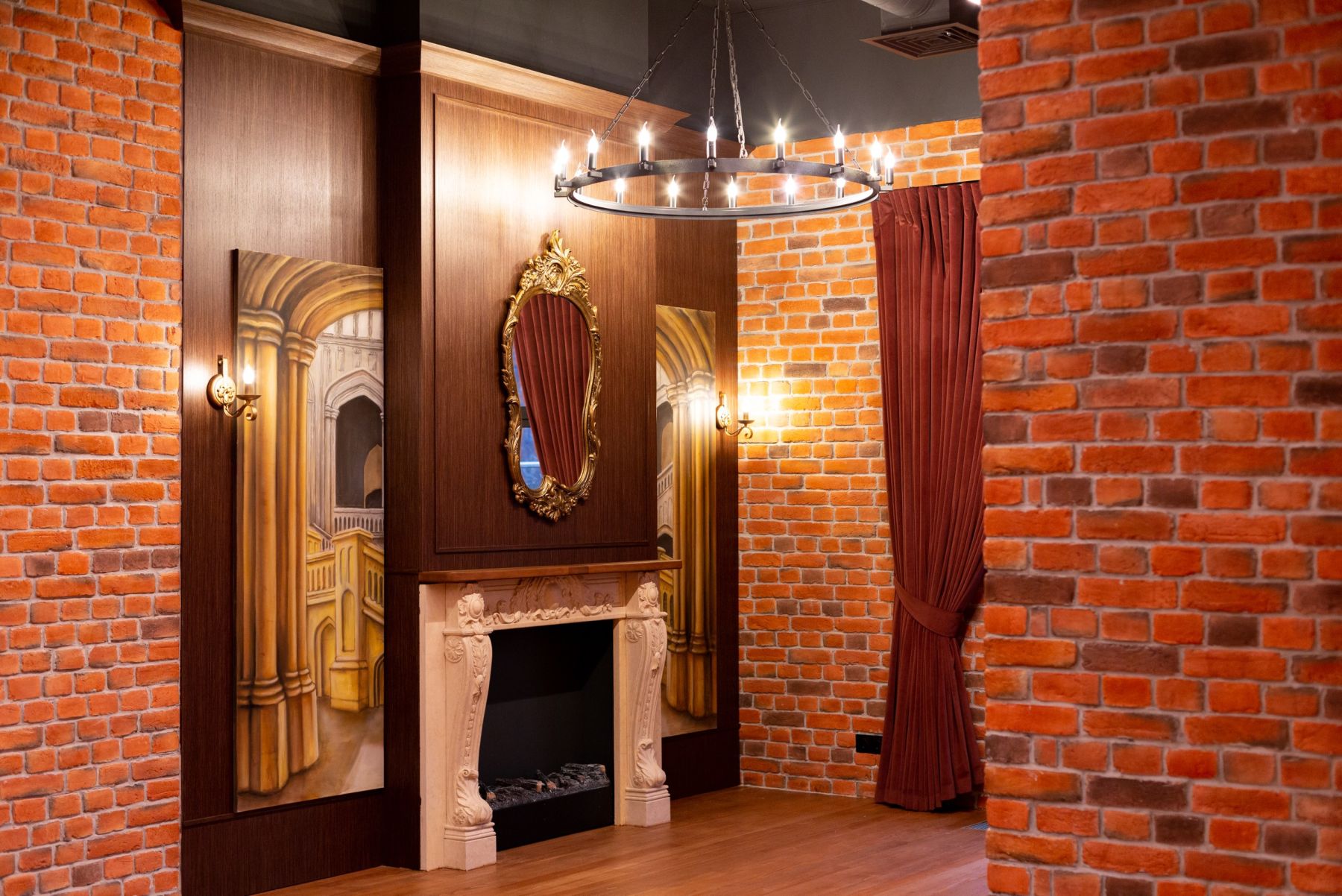 Интерьер лофта с барной стойкой и сценой