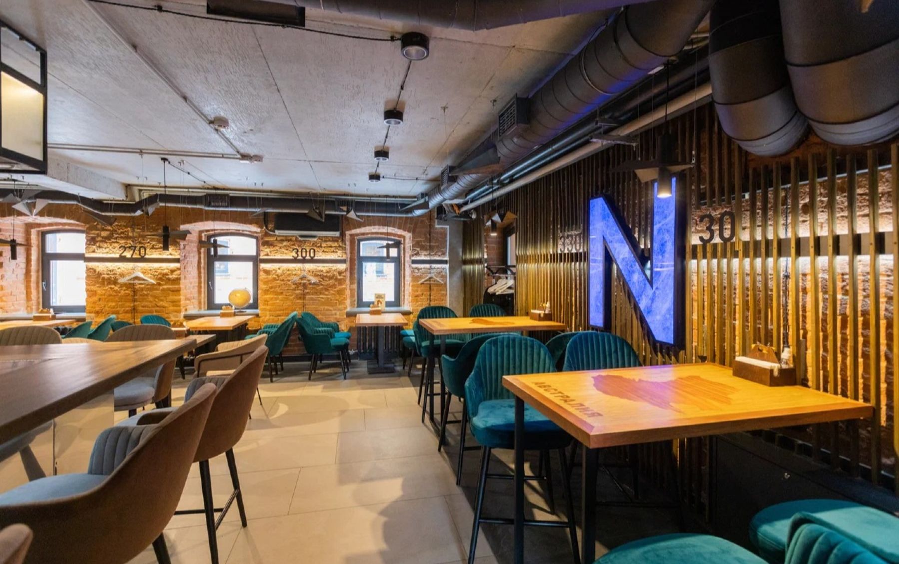 Лофт-бар N.S - интерьер с барной стойкой