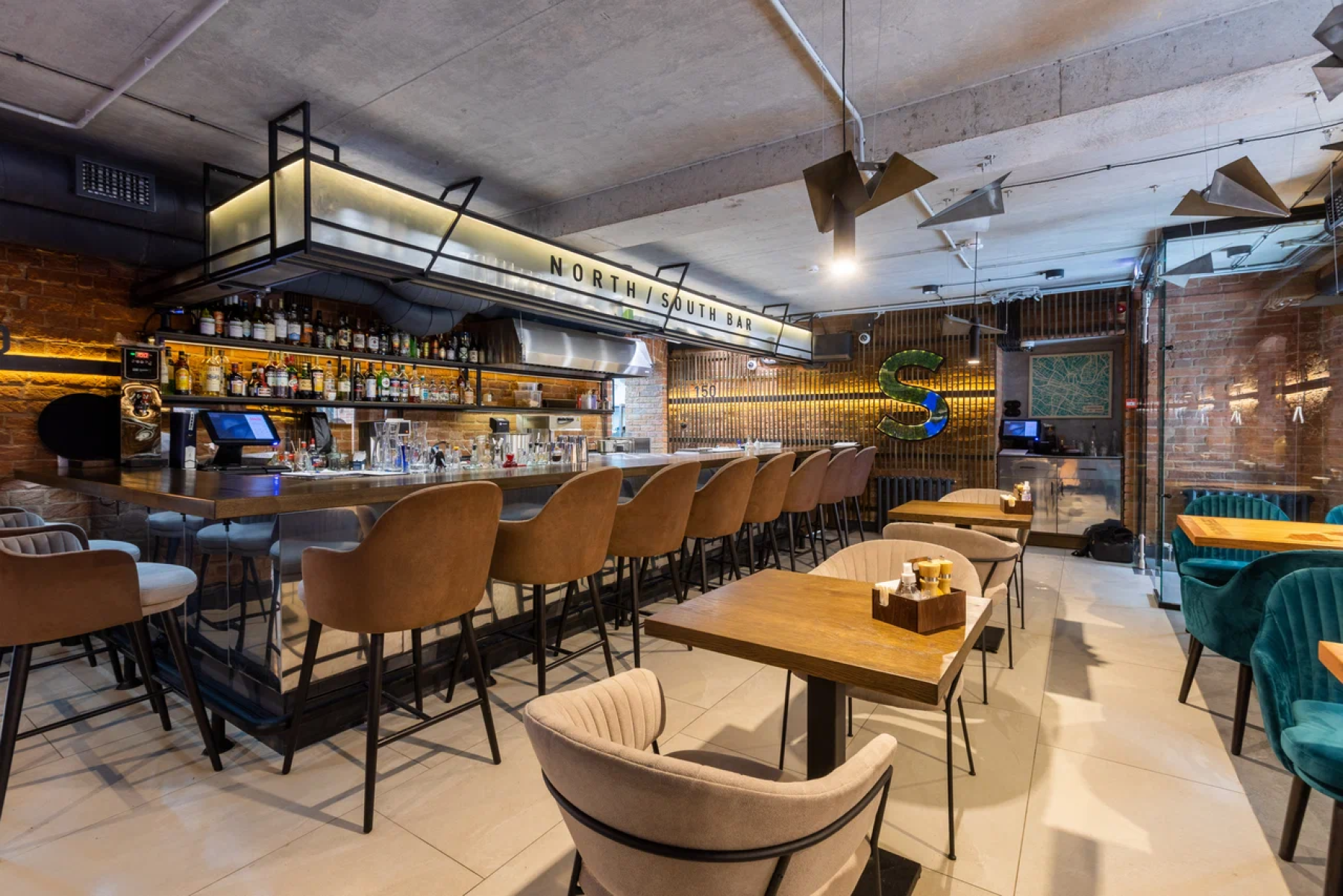 Камерная зона с высокими креслами в баре N.S