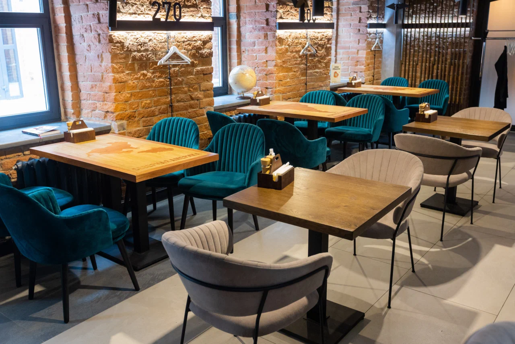 Стильные велюровые кресла в лофте N.S