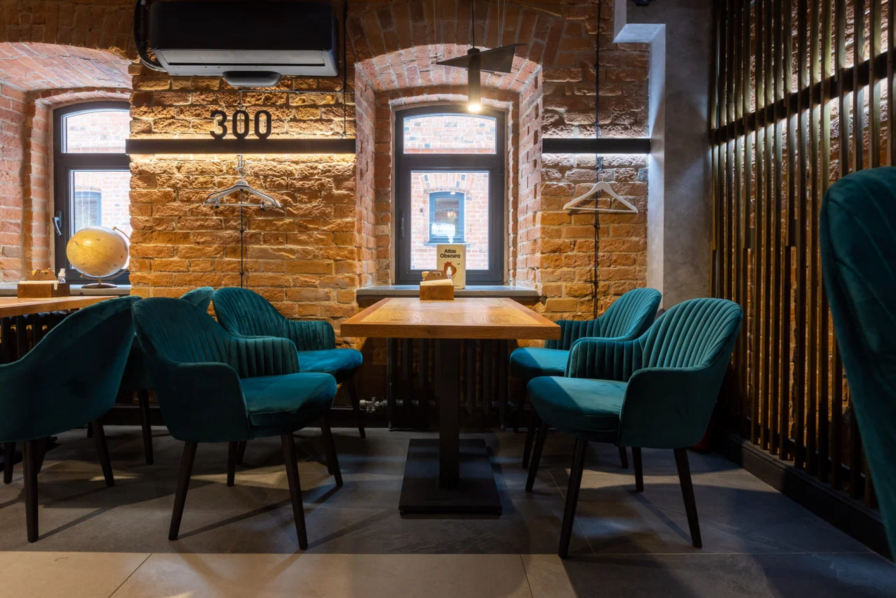 Длинная барная стойка в лофте N.S