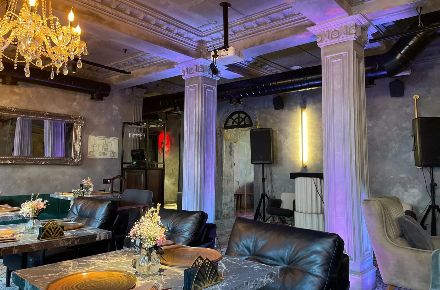 Светлый и уютный зал ресторана «Дом»