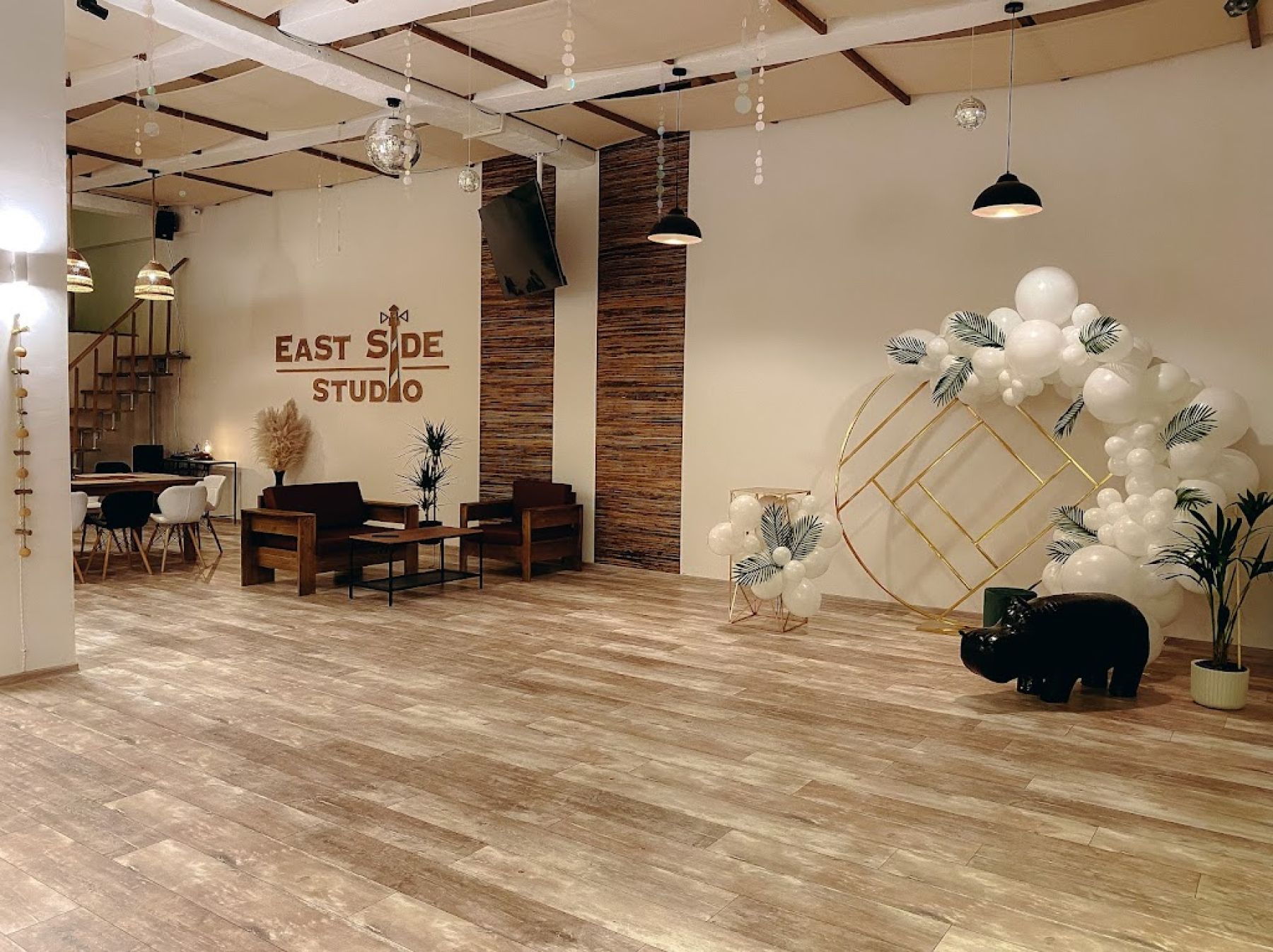 Интерьер East Side Loft с большими окнами