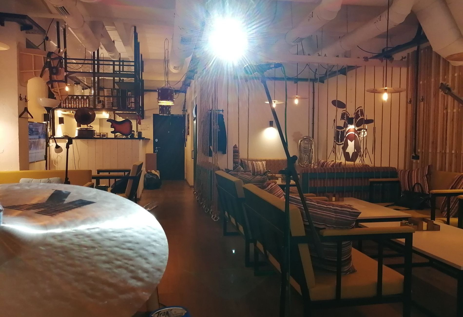 Интерьер лофта с барной стойкой и кальяном