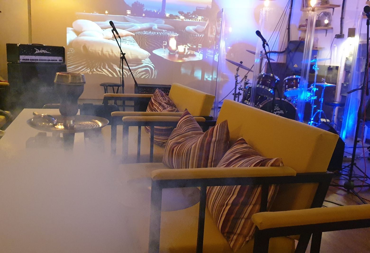 Сцена и музыкальное оборудование в лофте