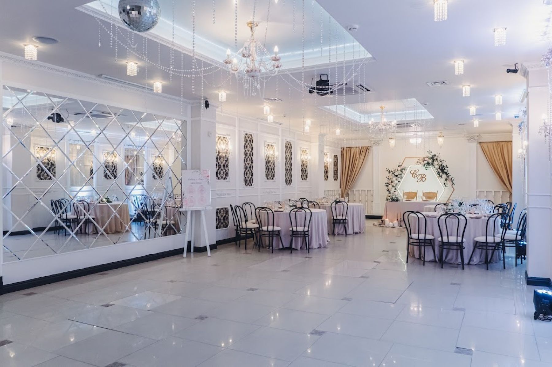 Музыкальное оборудование в зале «Счастье»