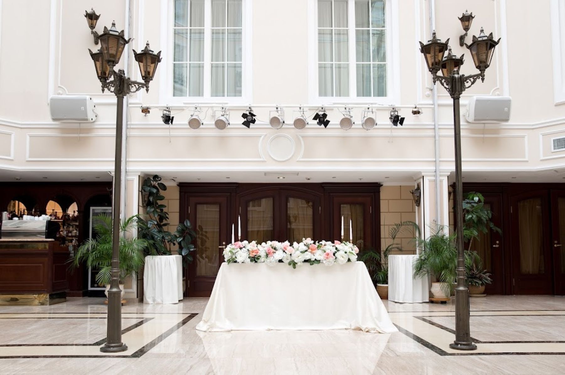 Сцена с музыкальным оборудованием в ресторане "Эмеральд"