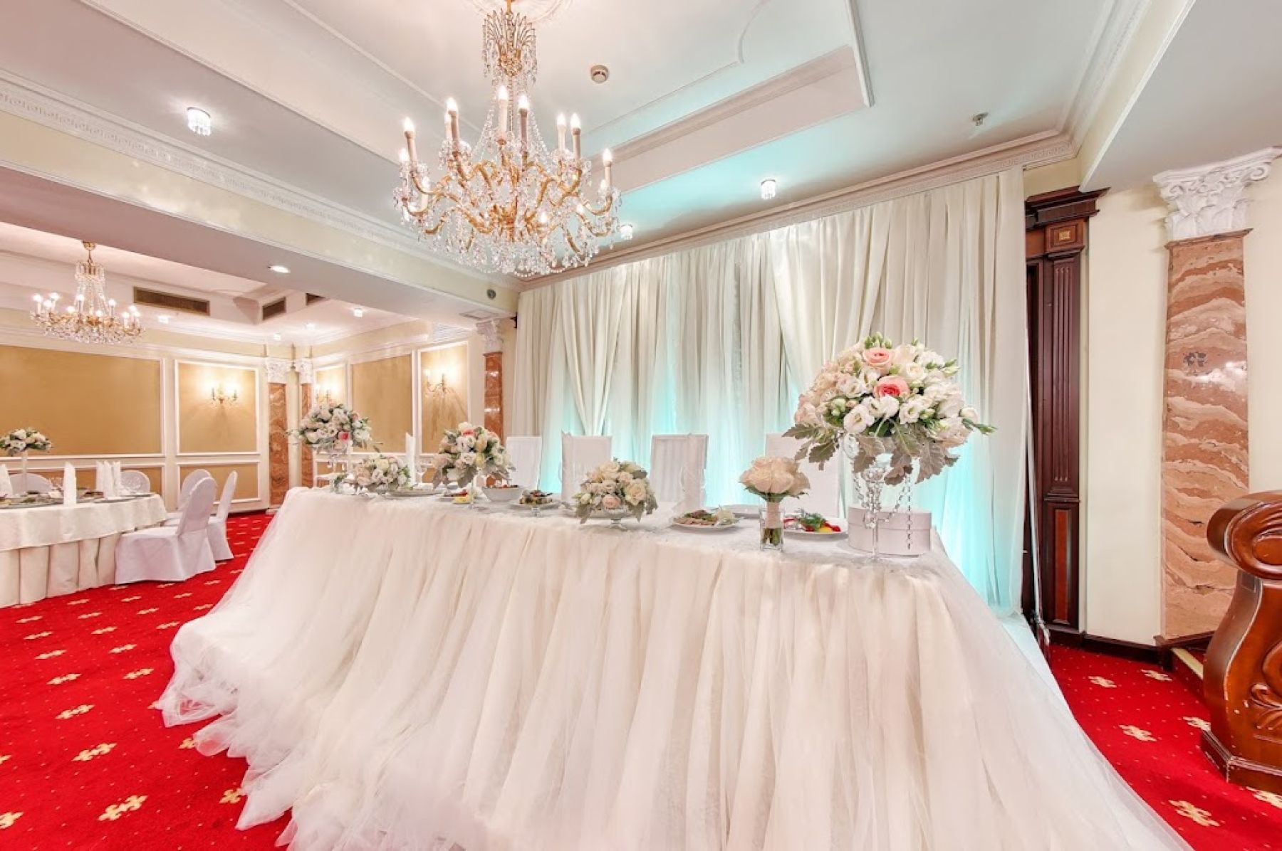 Красивая люстра в ресторане "Эмеральд"