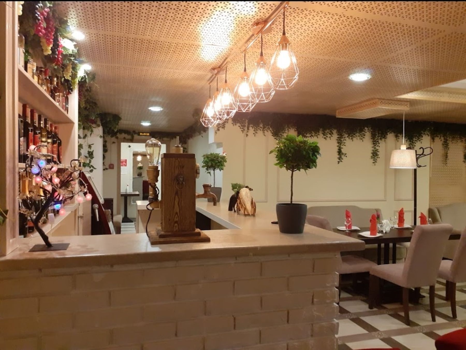 Интерьер кафе "Хванчкара" в Санкт-Петербурге