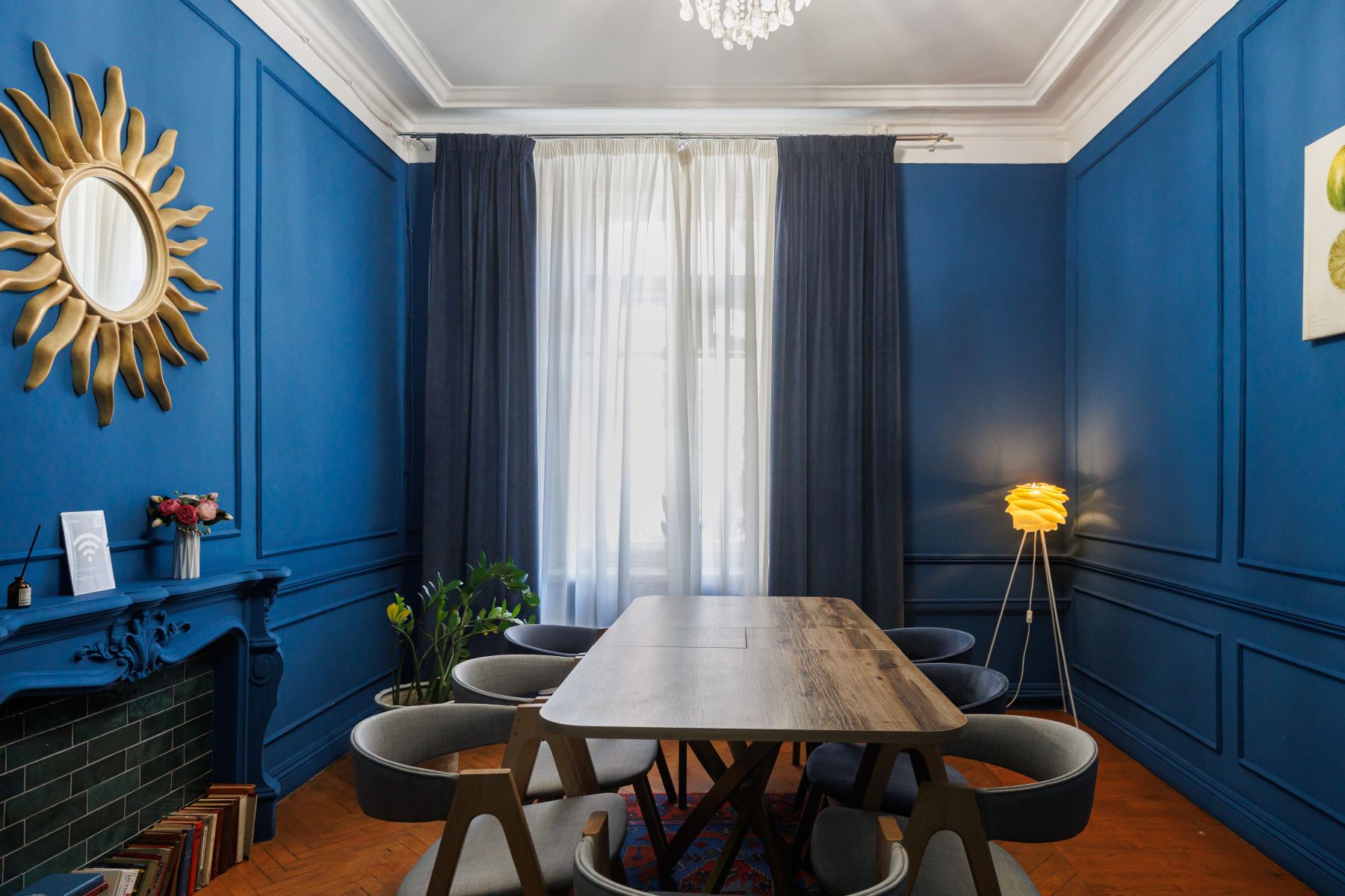 Интерьер лофт-кабинета в синих тонах