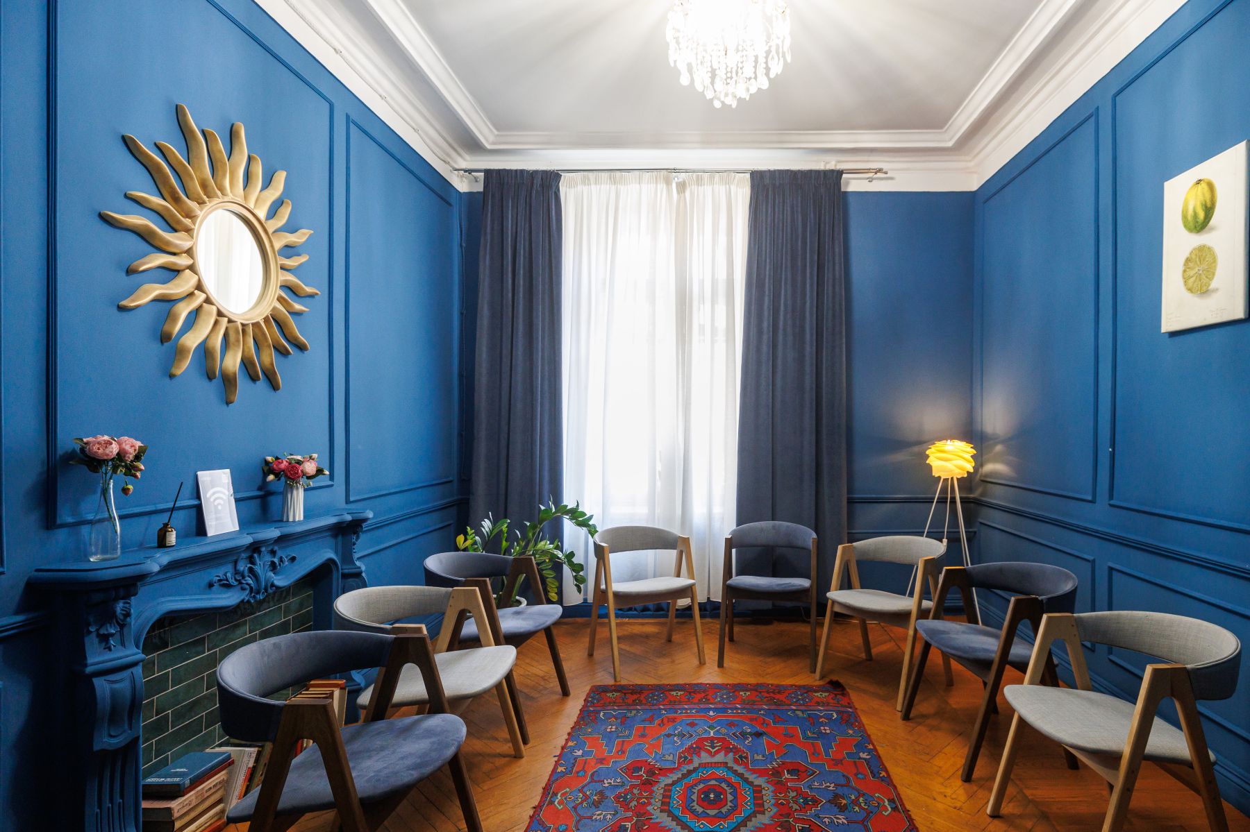 Уютный лофт-кабинет с комфортной мебелью