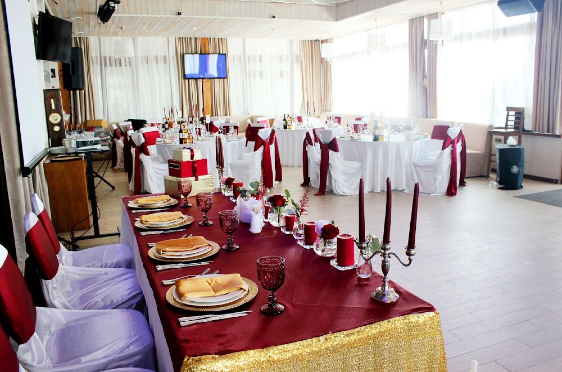 Интерьер панорамного ресторана Залив