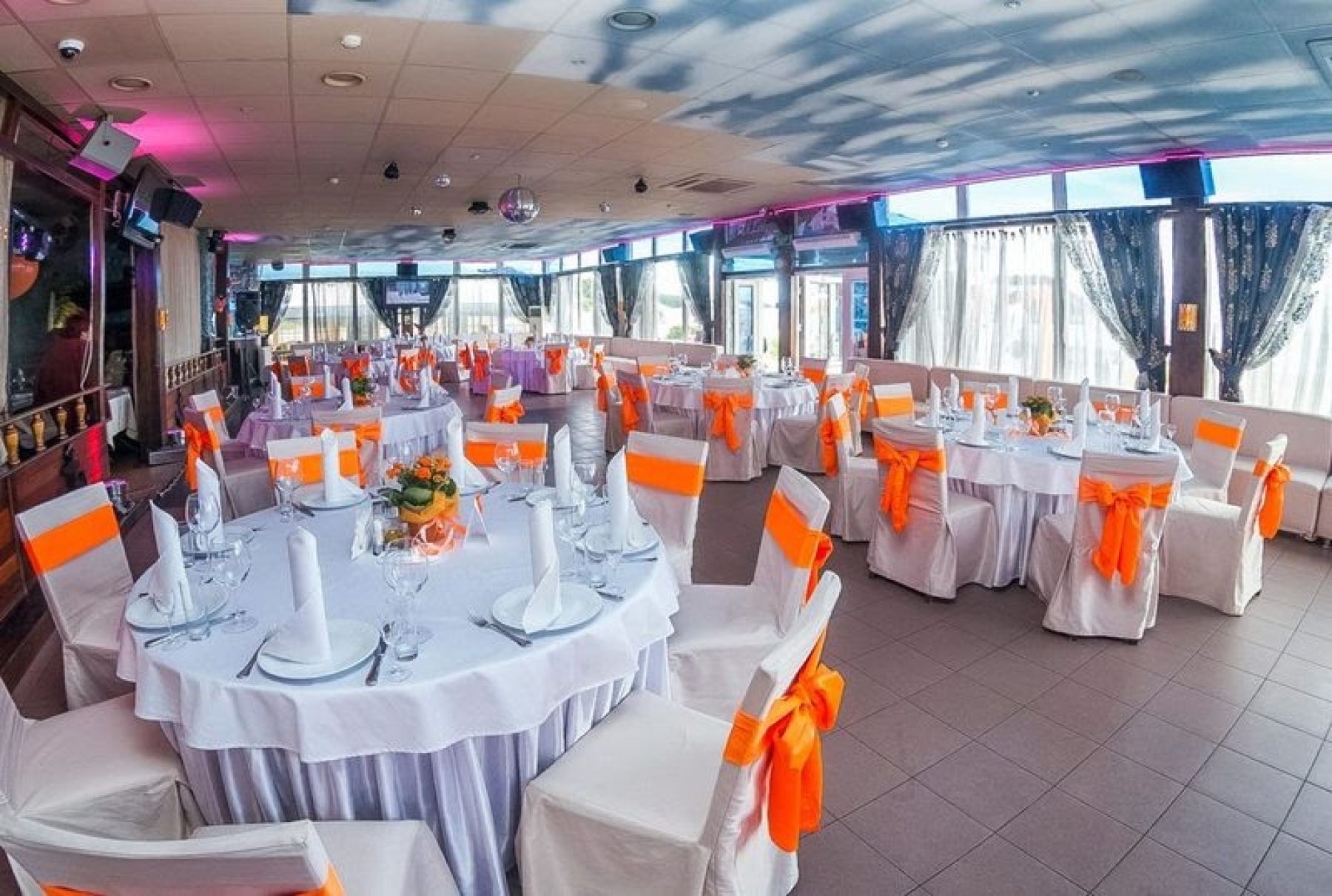 Музыкальное оборудование в ресторане Залив