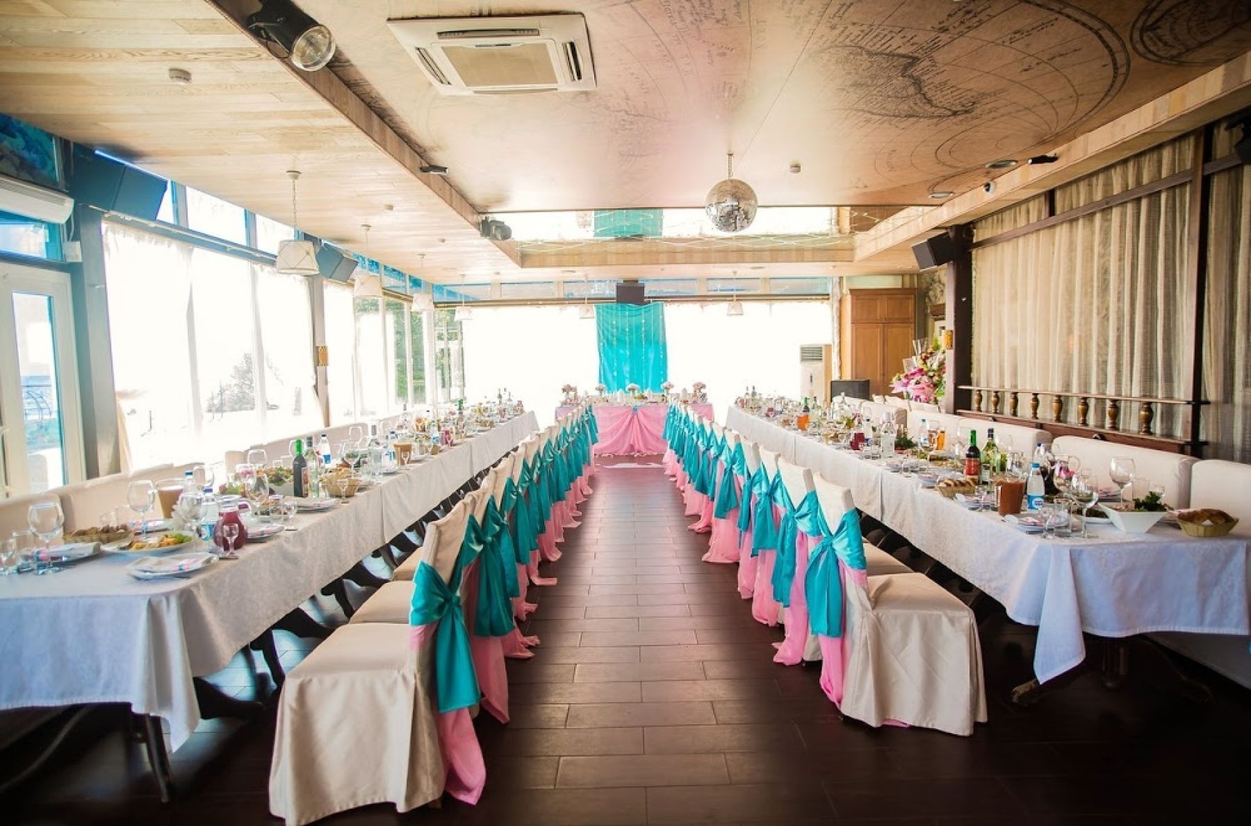 Стол с угощениями в ресторане Залив