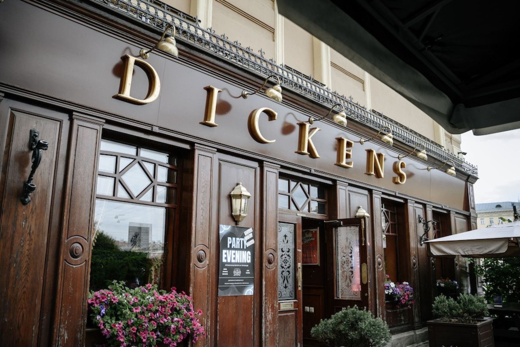 Основной зал ресторана Альбион Диккенс