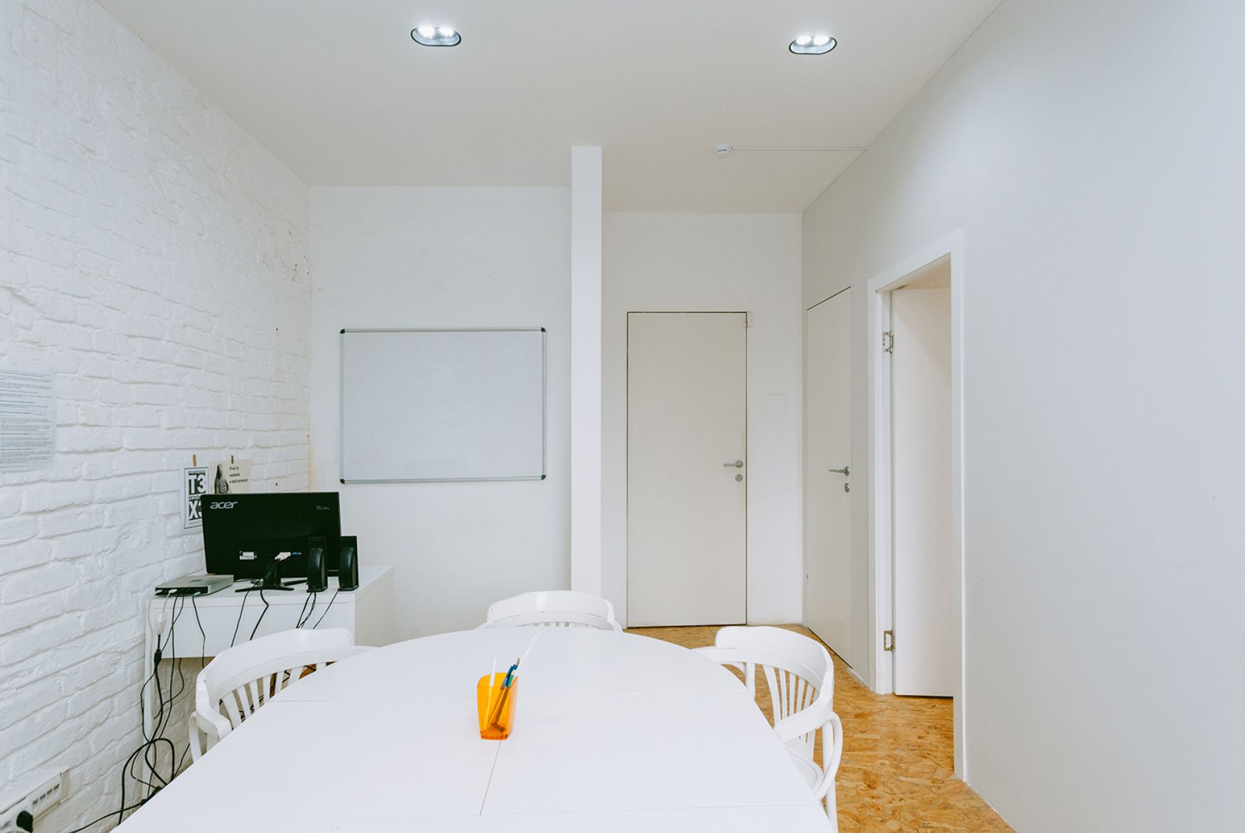 Светлая и просторная переговорная Room 2