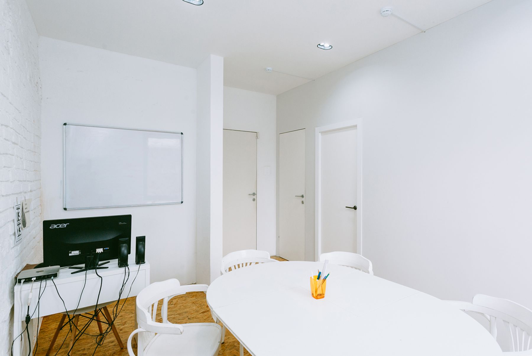 Рабочая зона в переговорах Room 2