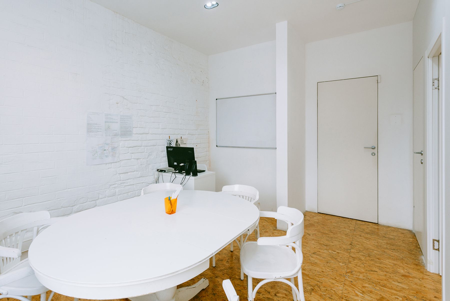 Современное оборудование в переговорной Room 2