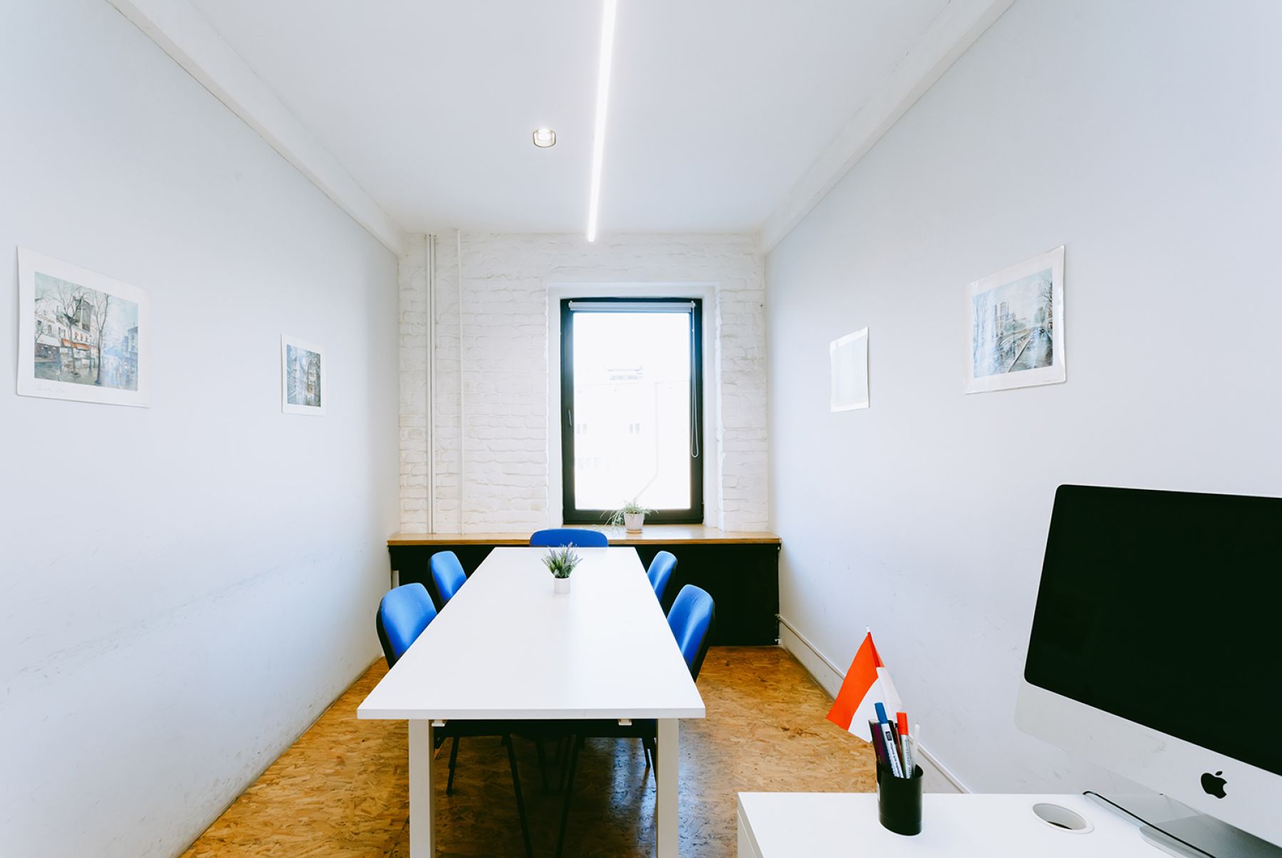 Интерьер переговорной Room 4 с флипчартом