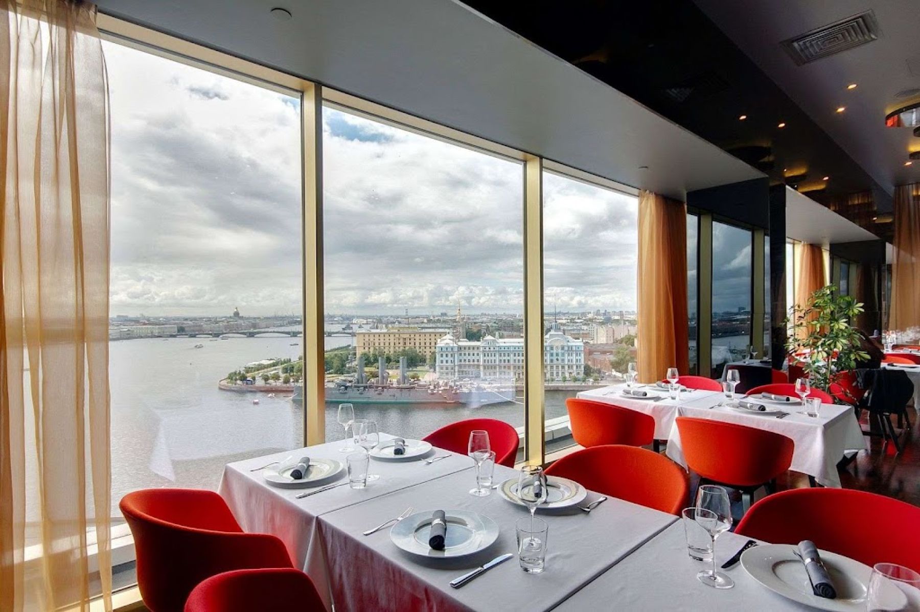 Праздничное оформление в La Vue