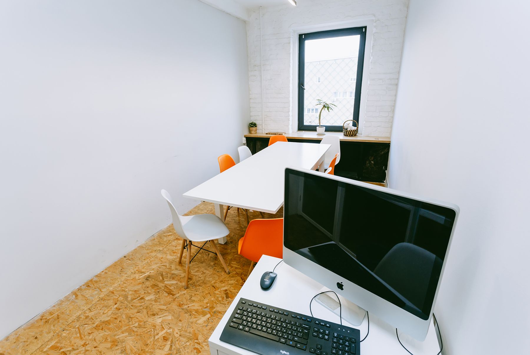 Переговорная Room 5 с комфортными рабочими местами