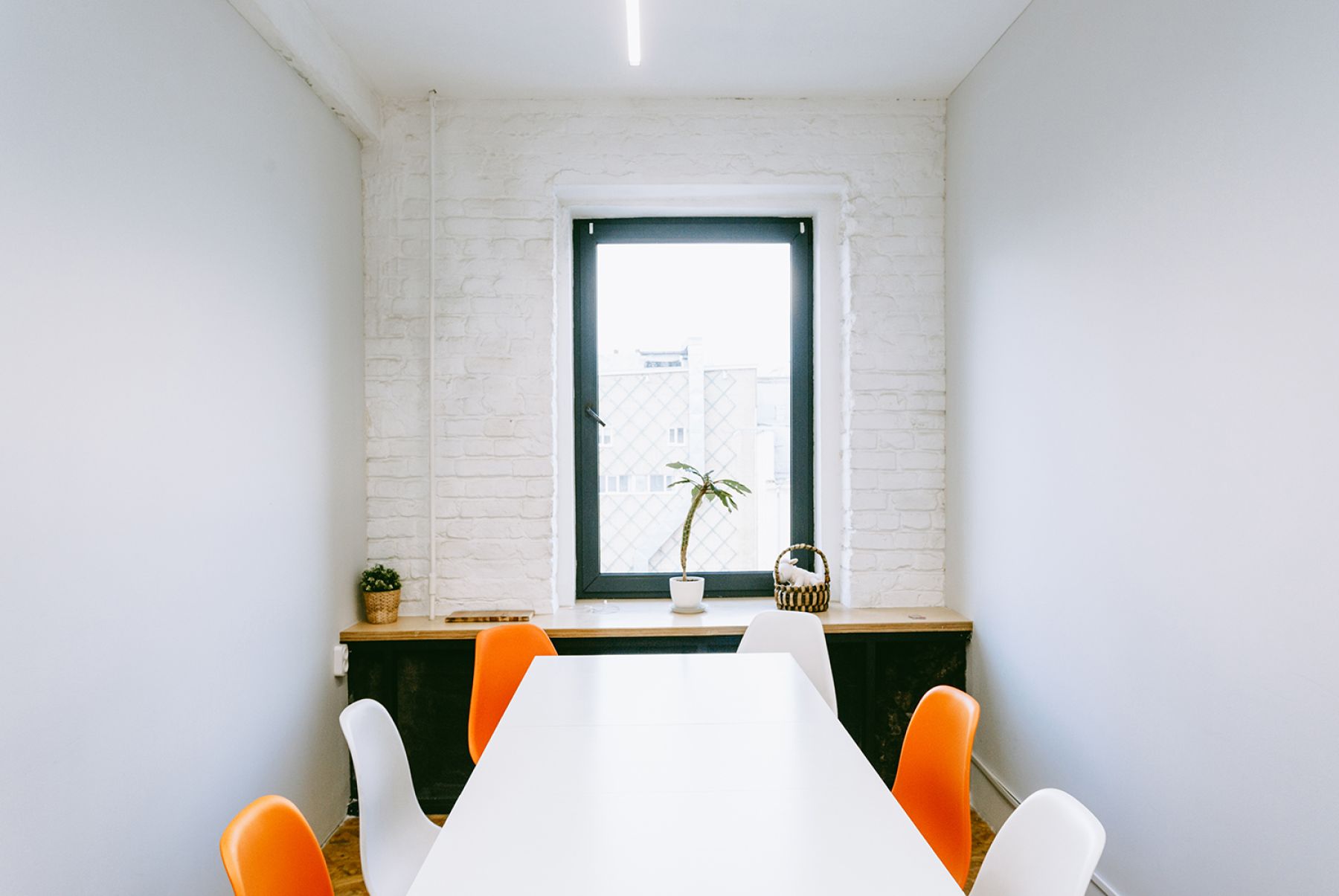 Интерьер переговорной комнаты Room 5