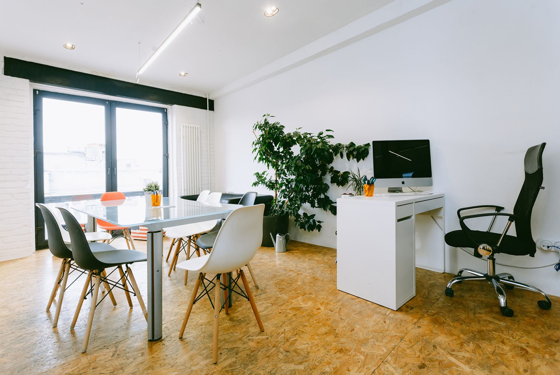 Современное оборудование в переговорной Room 7