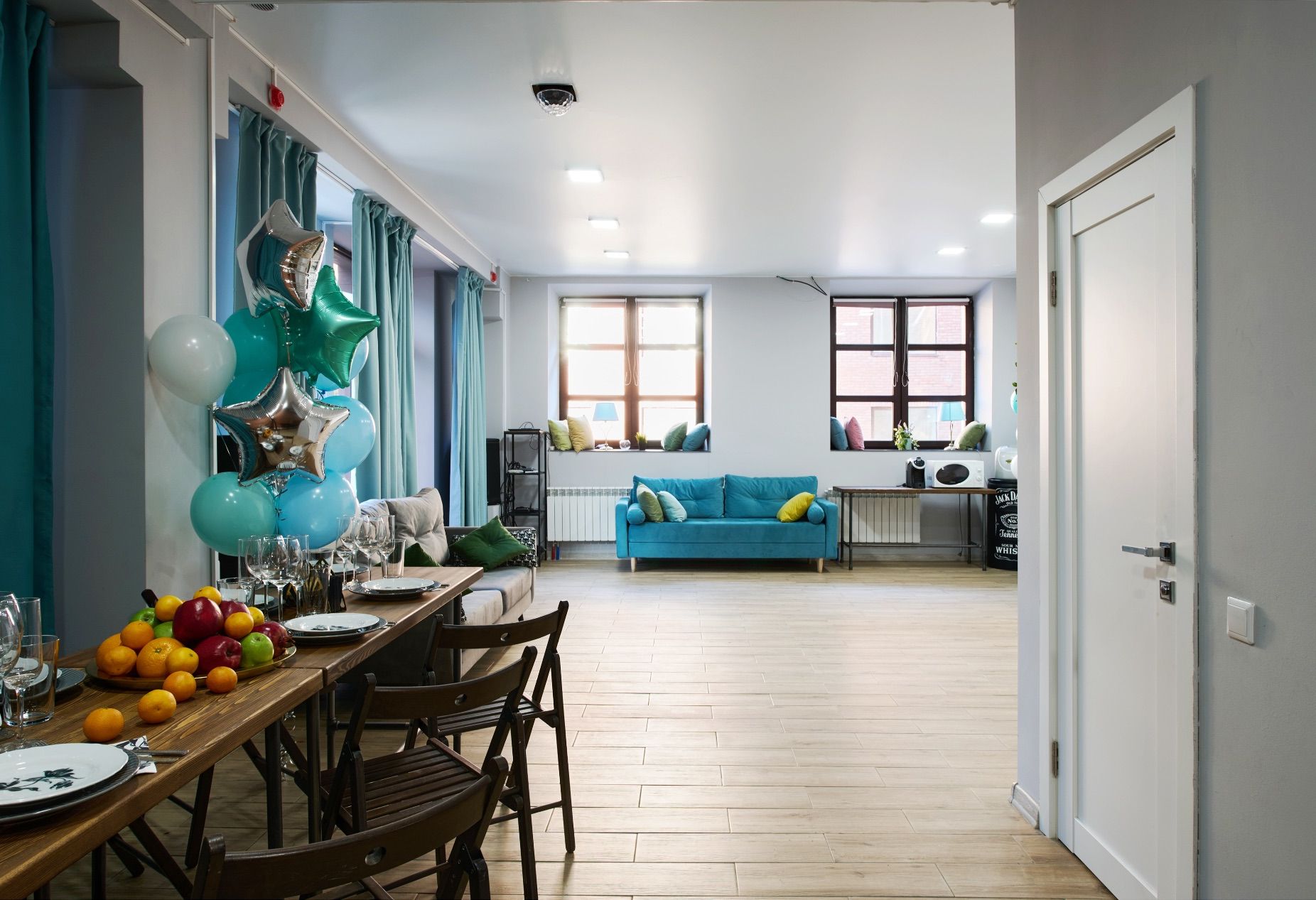 Лофт Аквамарин - уютный интерьер с мягкими диванами