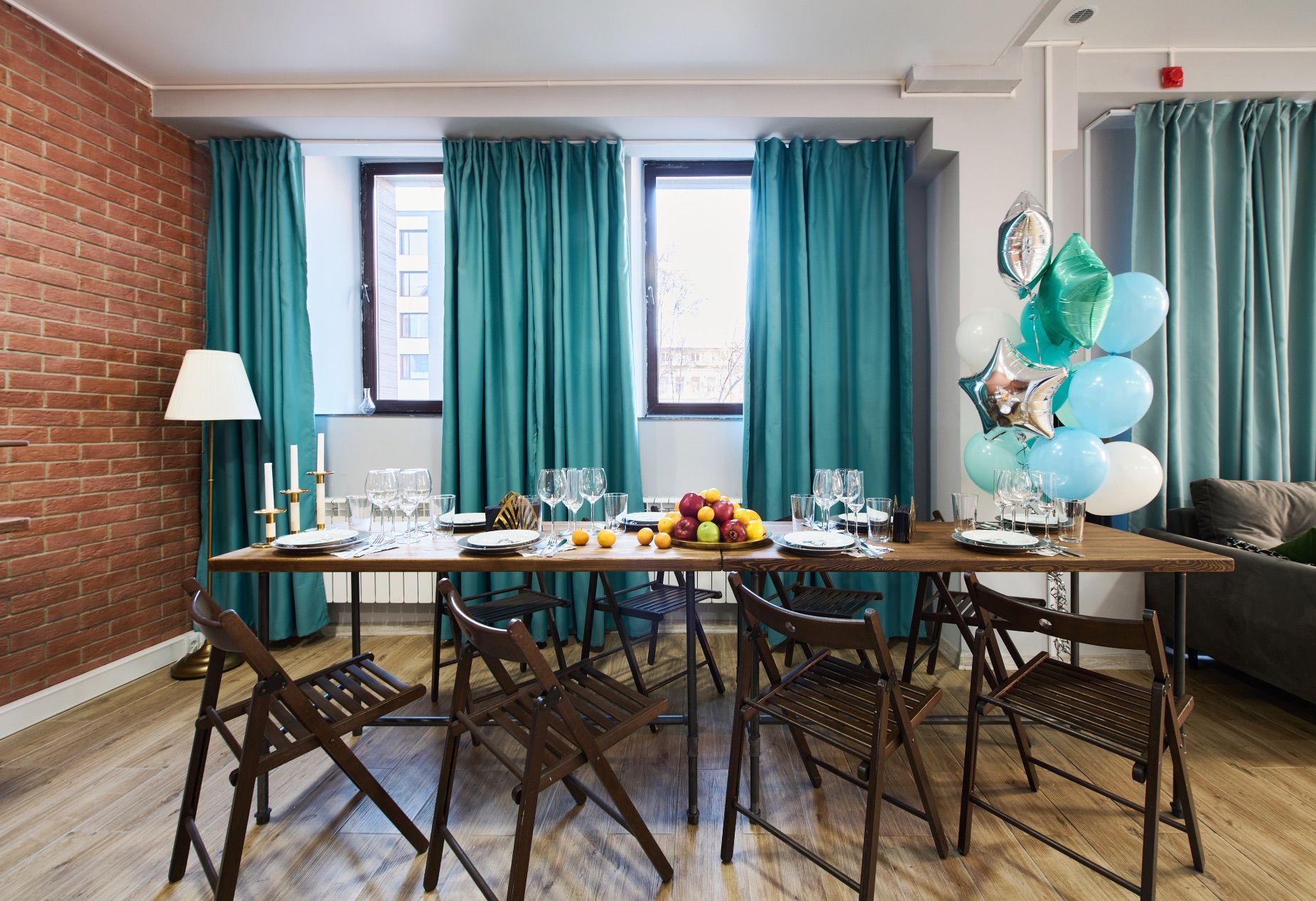 Зона для мероприятий в лофте Аквамарин