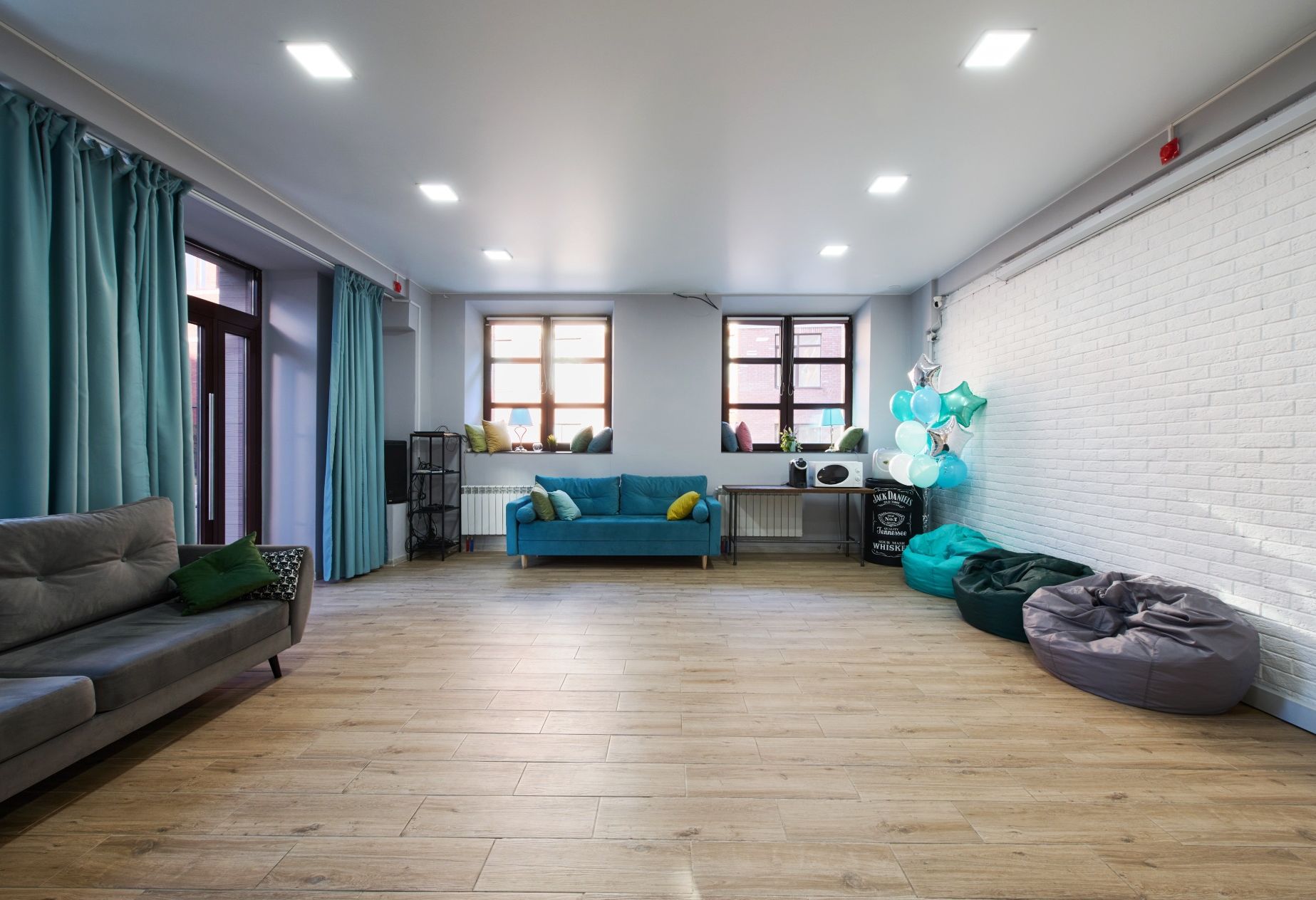 Барная стойка в лофте Аквамарин